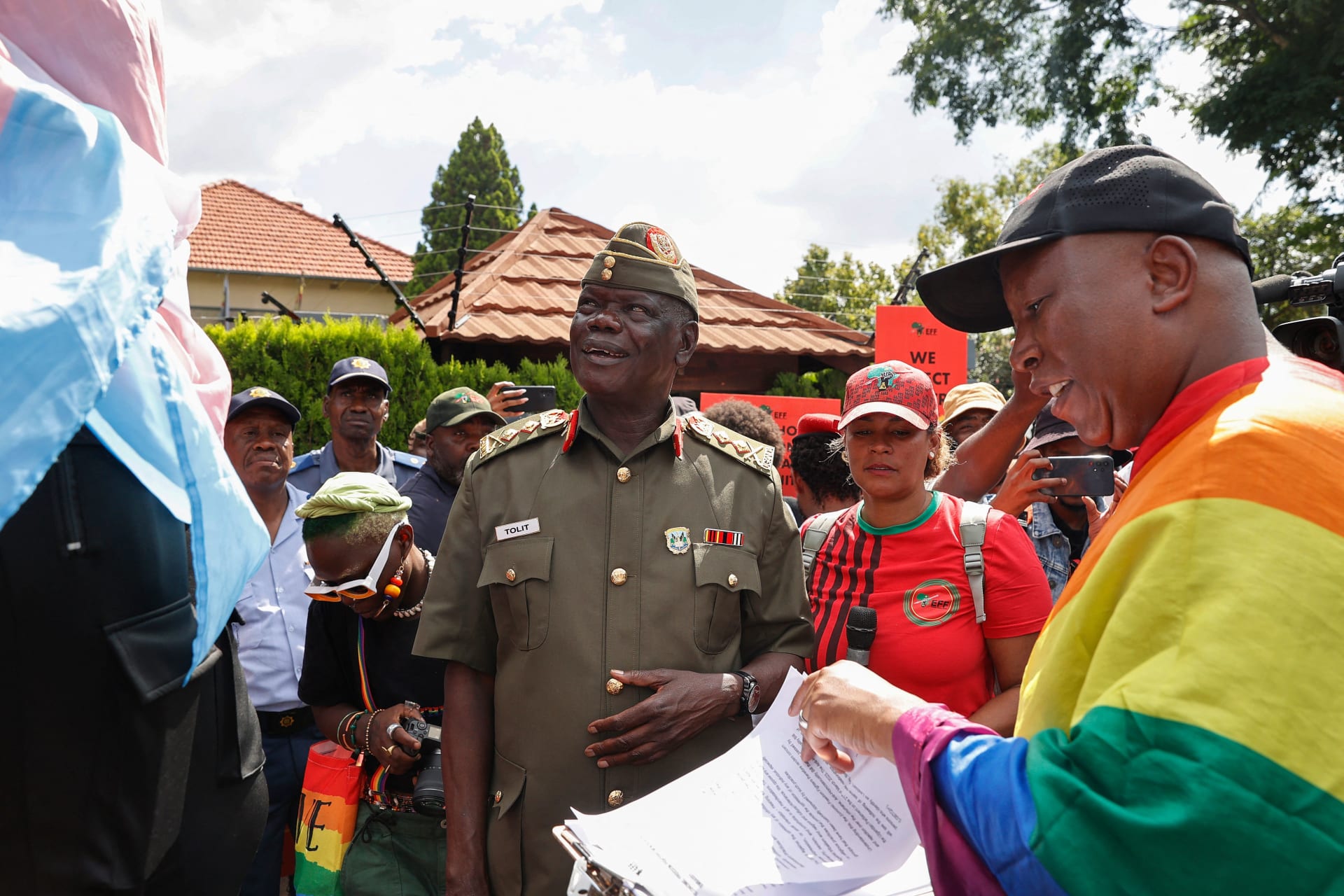 رئيس أوغندا يوافق على القانون "الأكثر قسوة" ضد المثليين في العالم.. وناشط لـCNN: سوف نموت