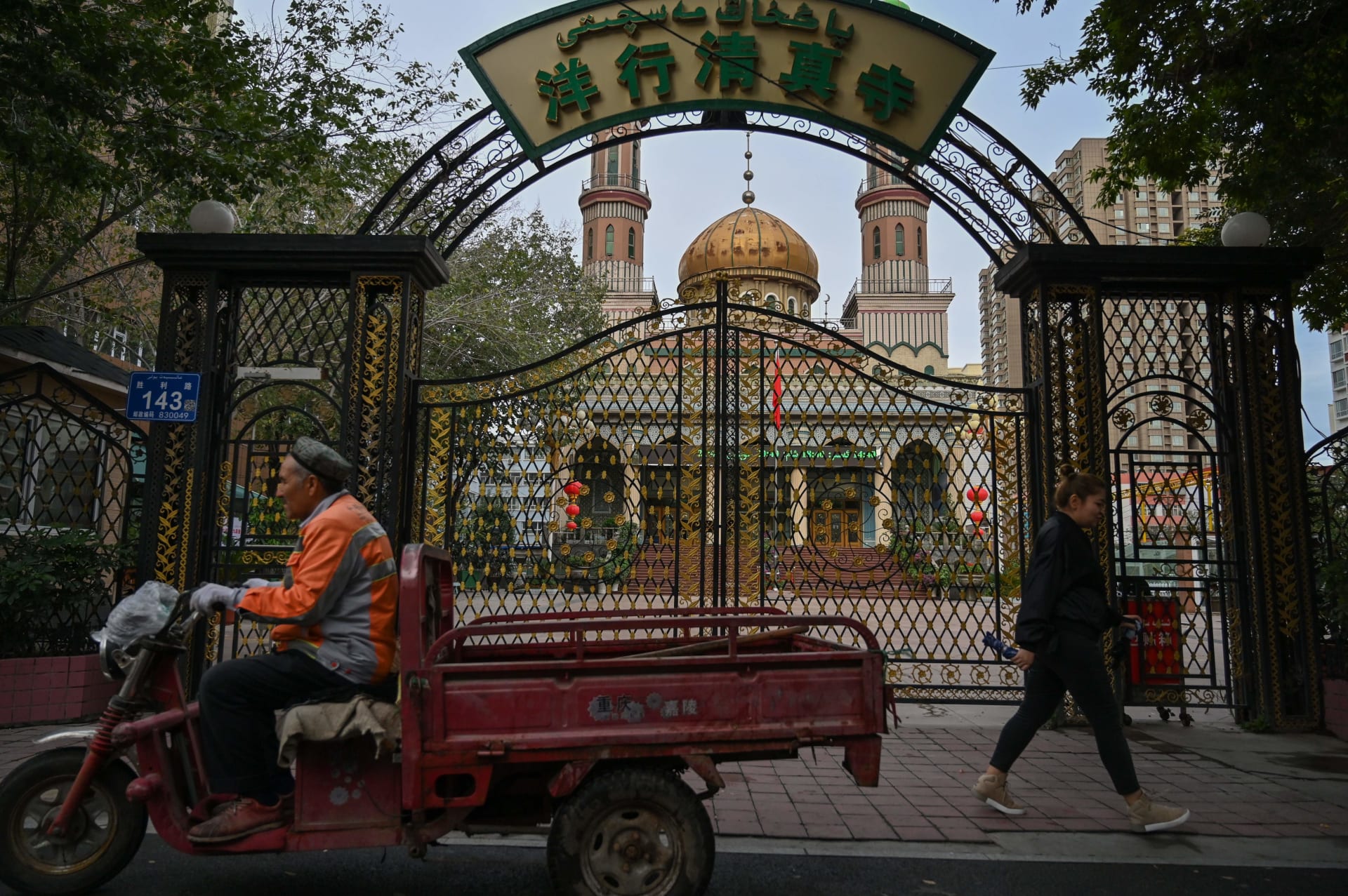 الآلاف من الأقلية المسلمة يتحدون السلطات الصينية رفضا لهدم قبة ومآذن مسجد