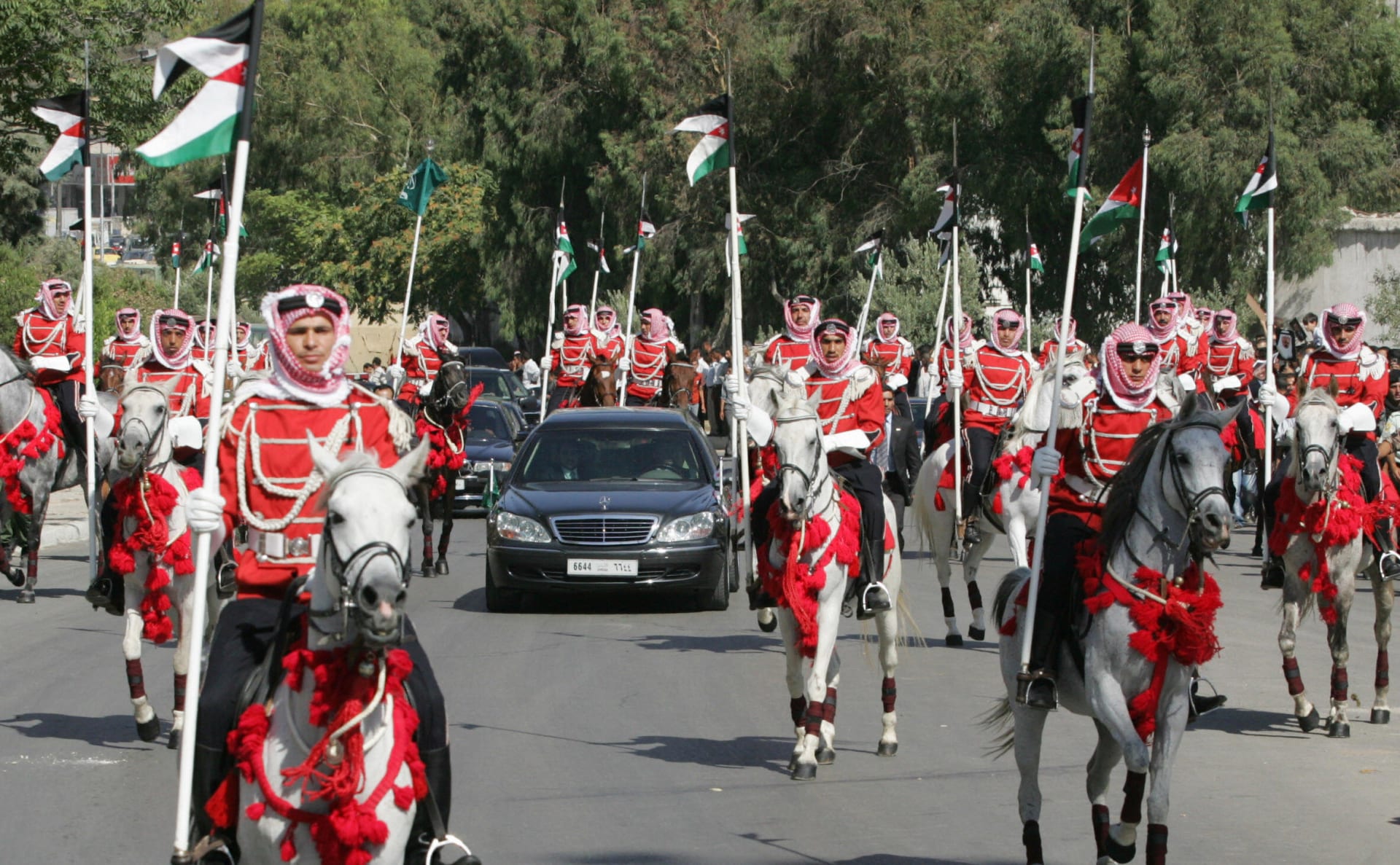 عشية زفاف ولي عهد الأردن والسعودية رجوة آل سيف.. ما هو "الموكب الأحمر"؟