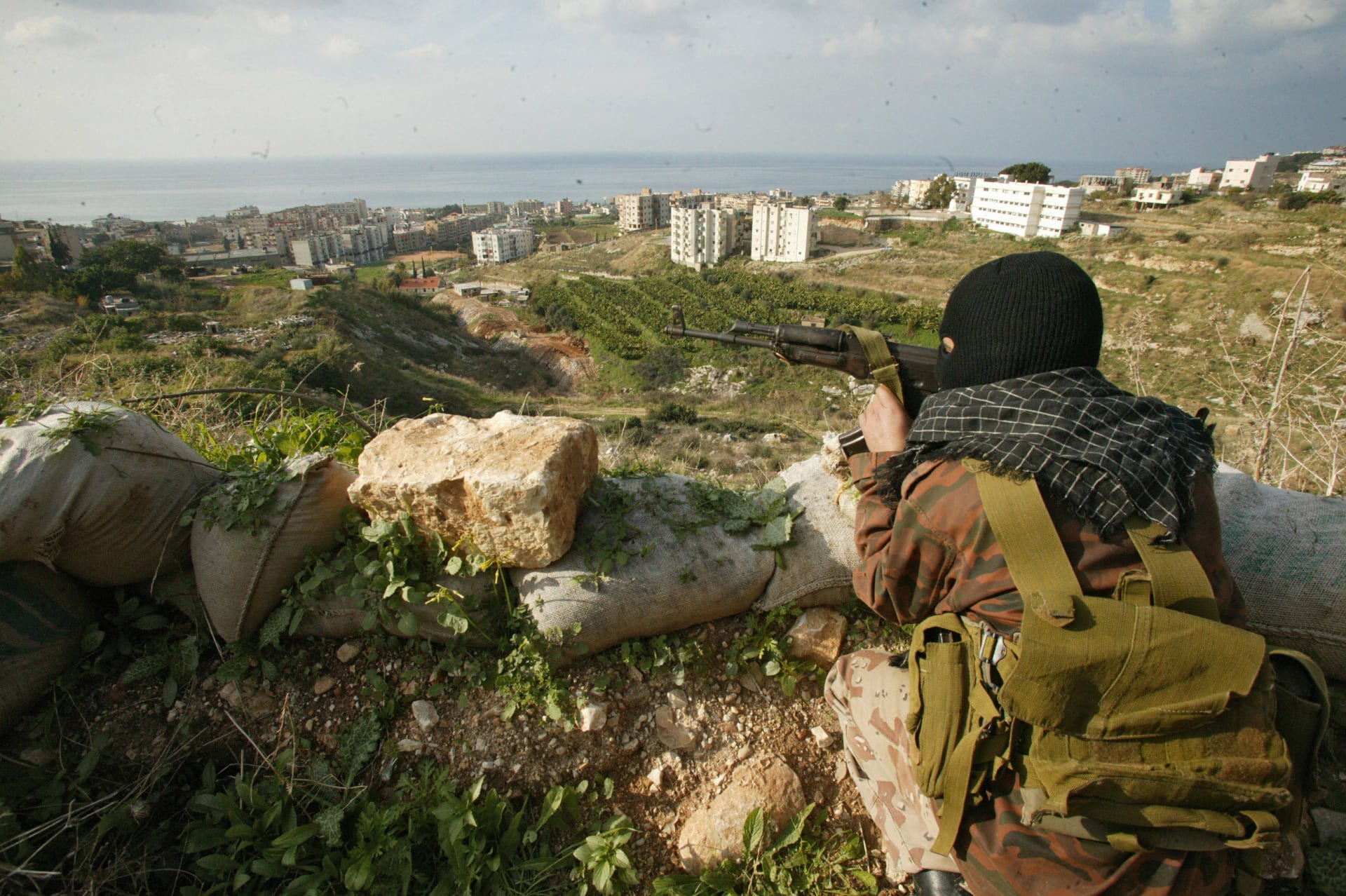 ليس جراء "غارة إسرائيلية".. مقتل 5 فلسطينيين في حادثة انفجار ذخيرة في لبنان
