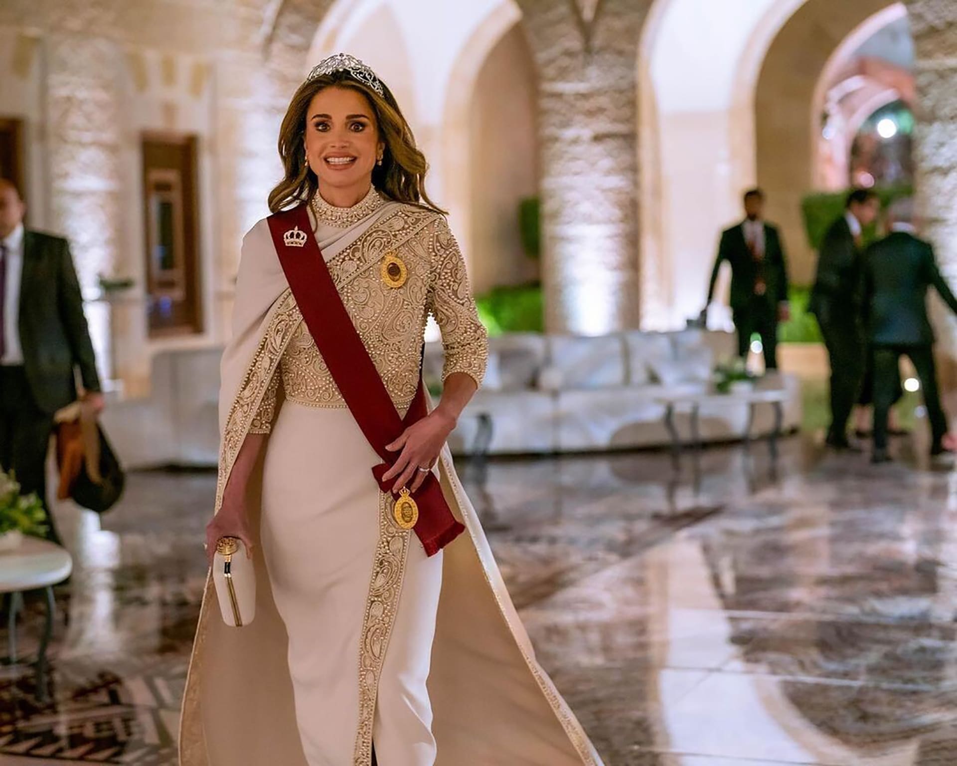 الإطلالة الثانية للملكة رانيا بحفل زفاف ولي عهد الأردن.. من توقيع إيلي صعب