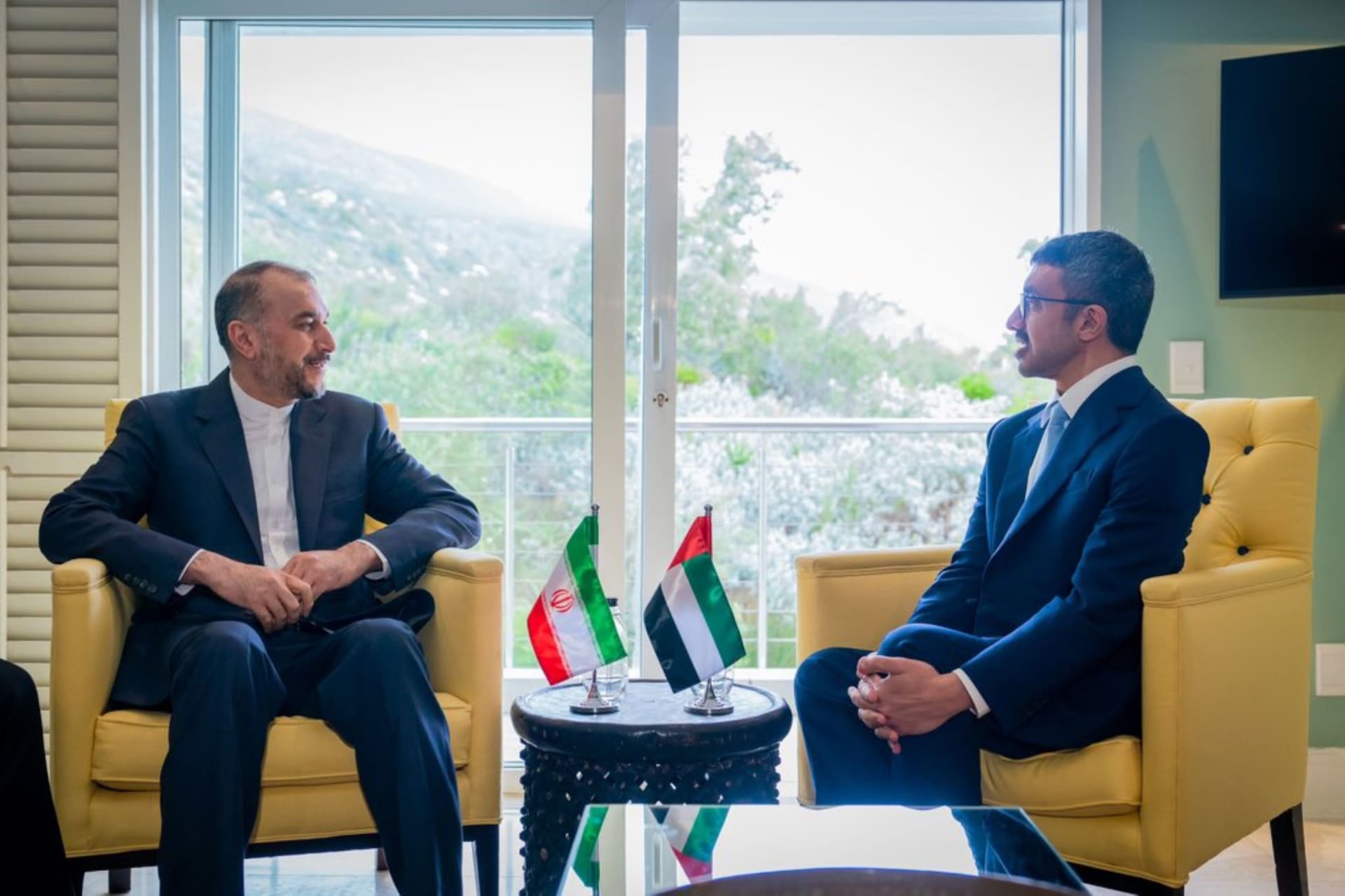 وزير خارجية الإمارات يبحث مع نظيره الإيراني "سبل دفع العلاقات الثنائية إلى الأمام"