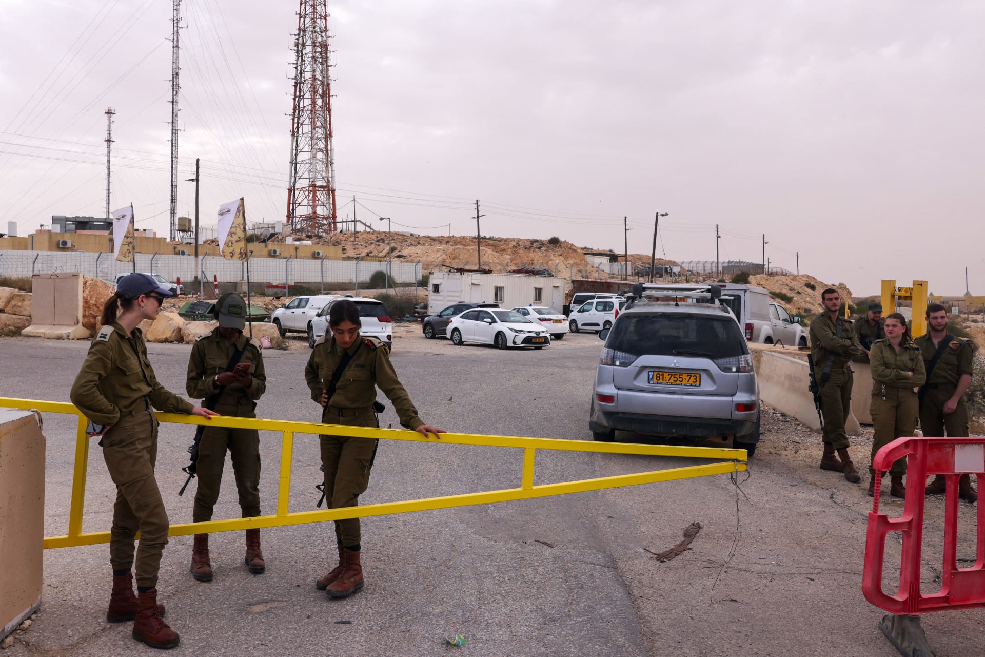 إسرائيل تعلن اسمي اثنين من جنودها الثلاثة الذين قُتلوا في هجوم نادر عبر الحدود مع مصر