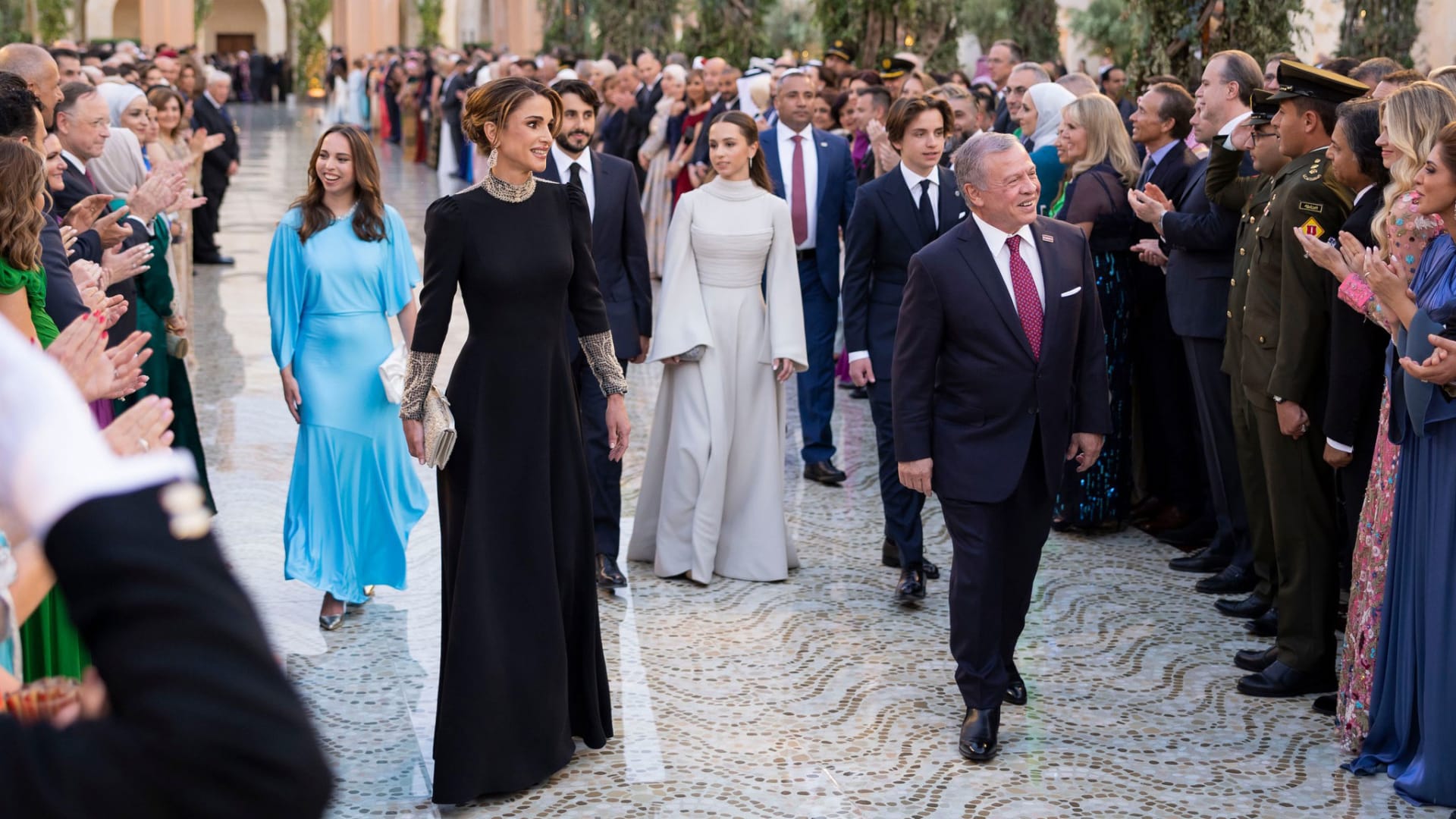 قراءة شفاه الملكة رانيا بحديث مع الأميرة إيمان و"خطواتها المدروسة".. نشطاء يتفاعلون