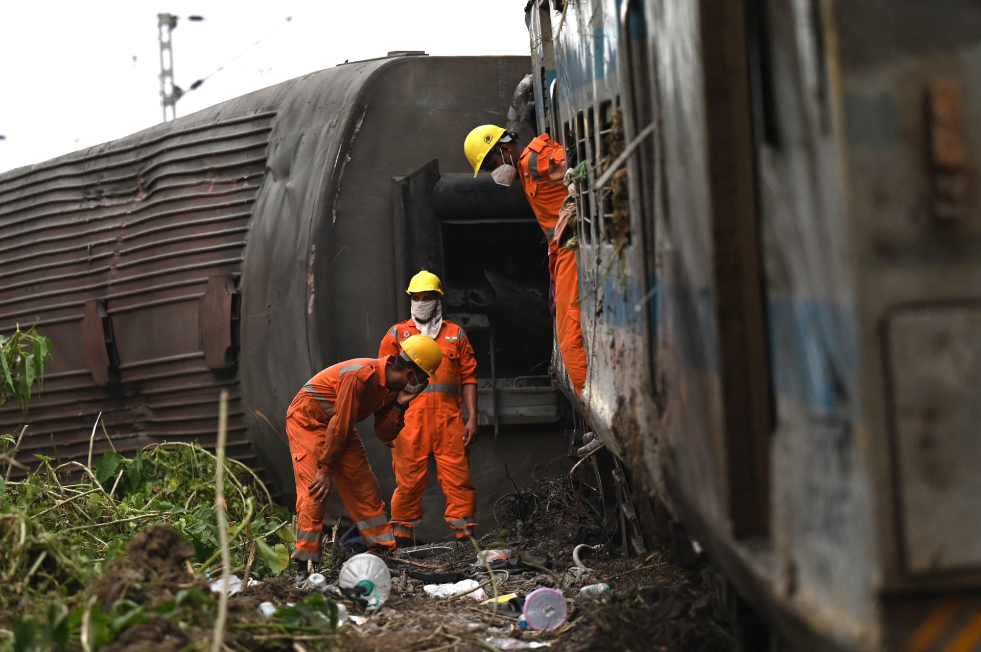 بعد أيام على حادثة القطار الذي أودى بحياة 233 شخصا في الهند.. العثور على شاب على قيد الحياة