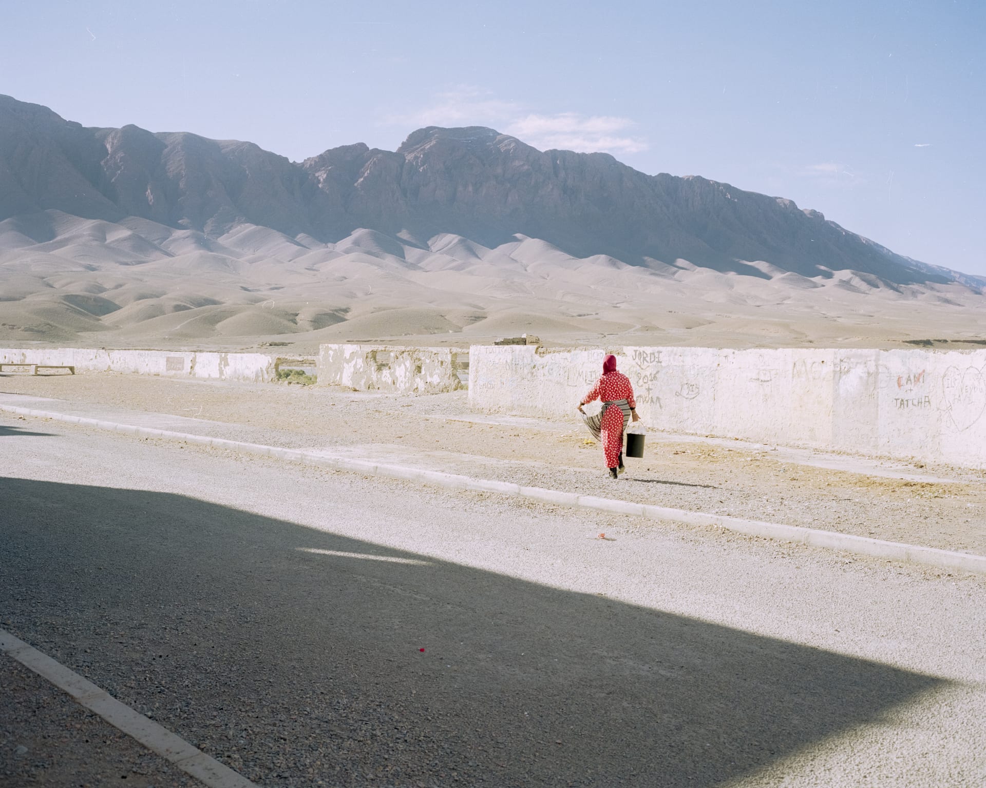 عند حافة الصحراء الكبرى.. مصور يوثق بلدات المغرب بتدرجاتها الوردية