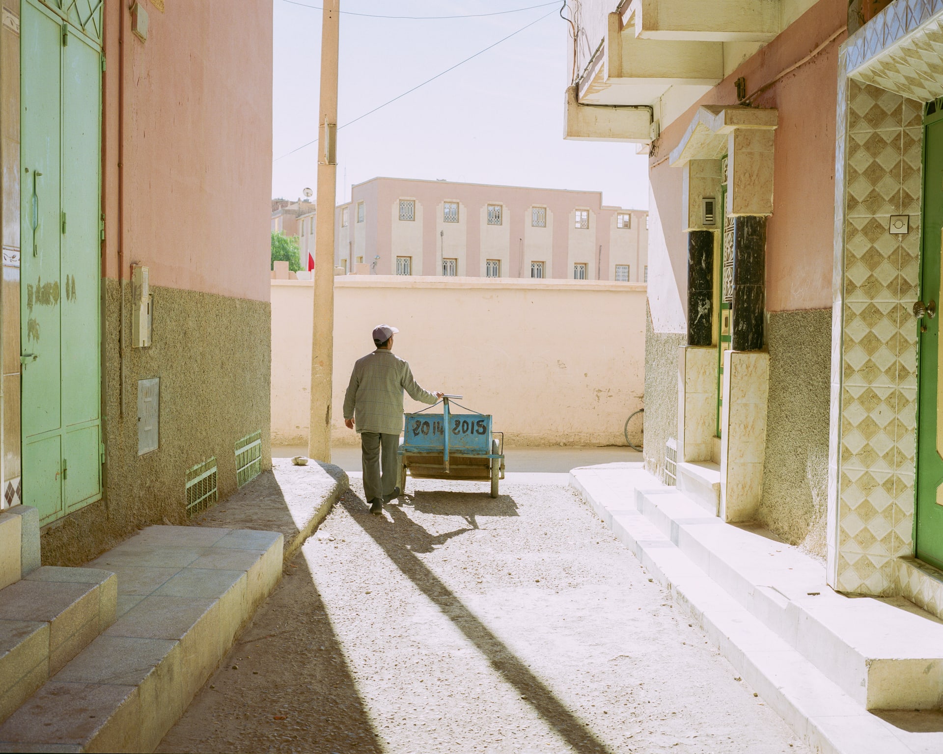 عند حافة الصحراء الكبرى.. مصور يوثق بلدات المغرب بتدرجاتها الوردية