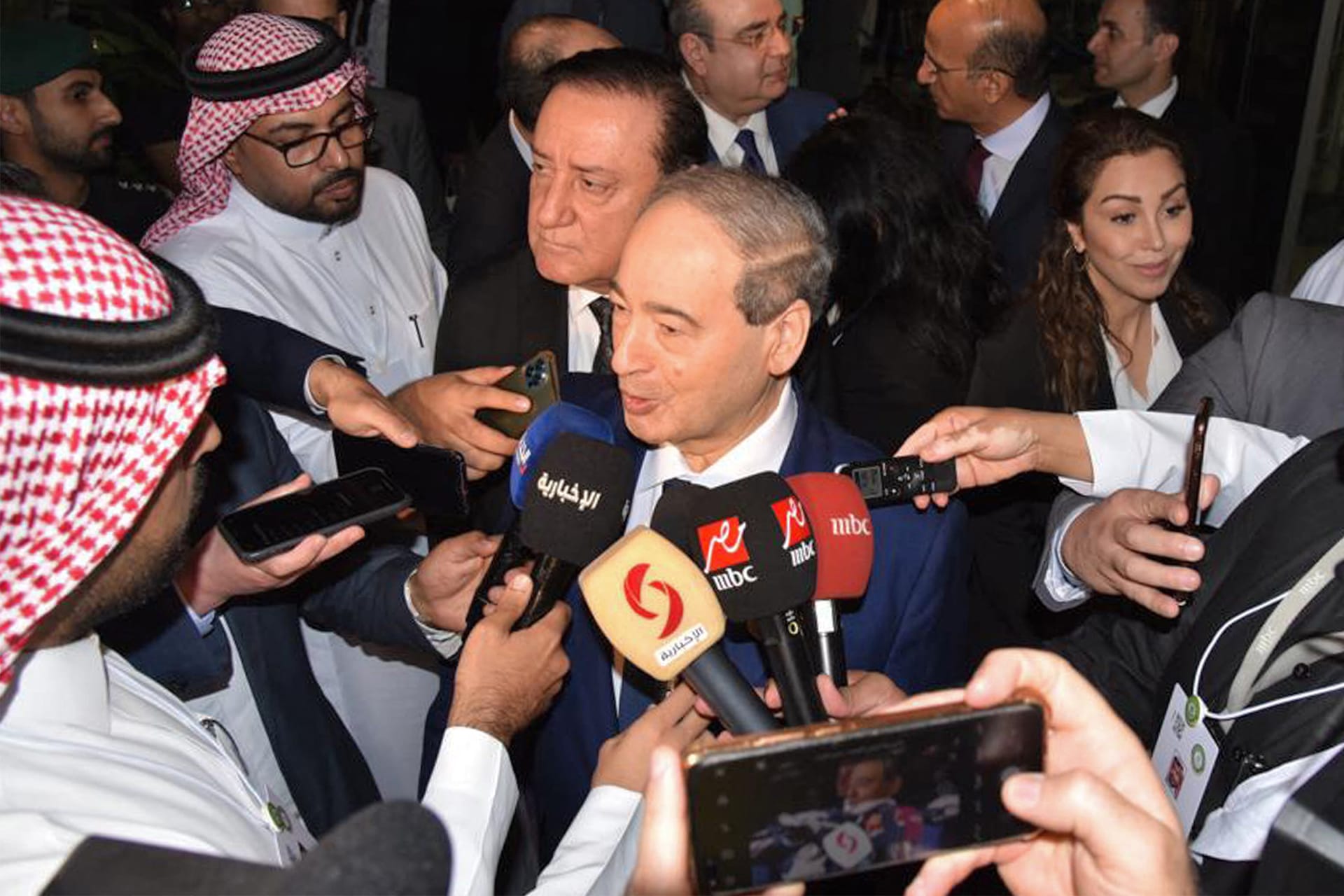 برقصة "العراضة"...هكذا تم استقبال وزير خارجية سوريا في الرياض