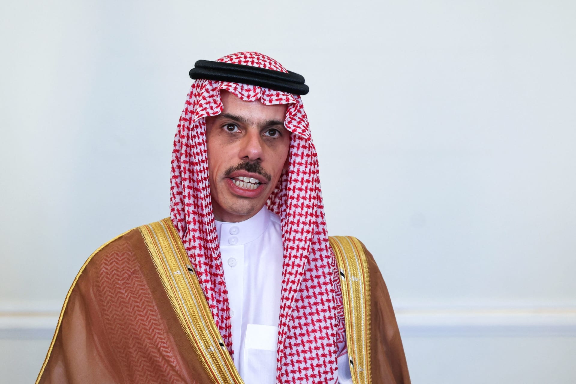 وزير خارجية السعودية يجري اتصالين بالبرهان وحميدتي بشأن أزمة السودان