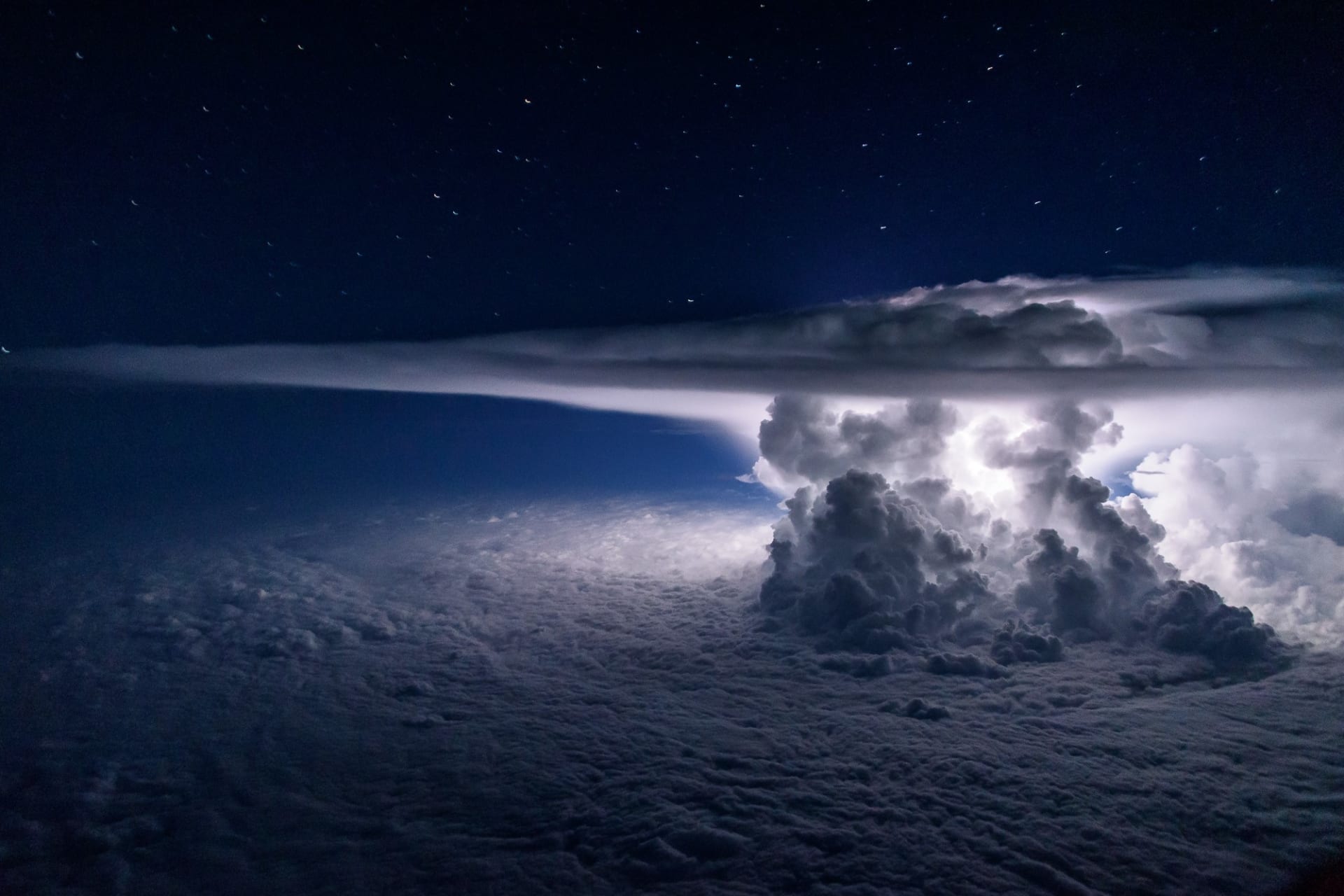 طيار يرصد مشاهد تخطف الأنفاس للعواصف الرعدية 