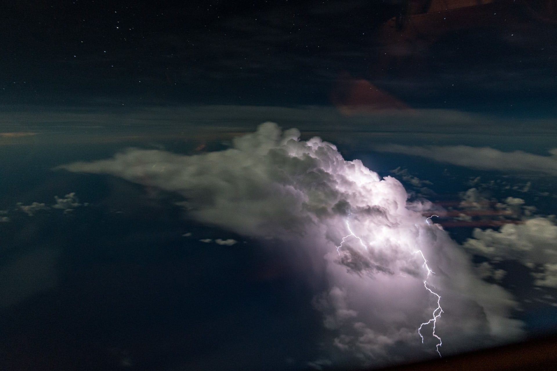 طيار يرصد مشاهد تخطف الأنفاس للعواصف الرعدية 