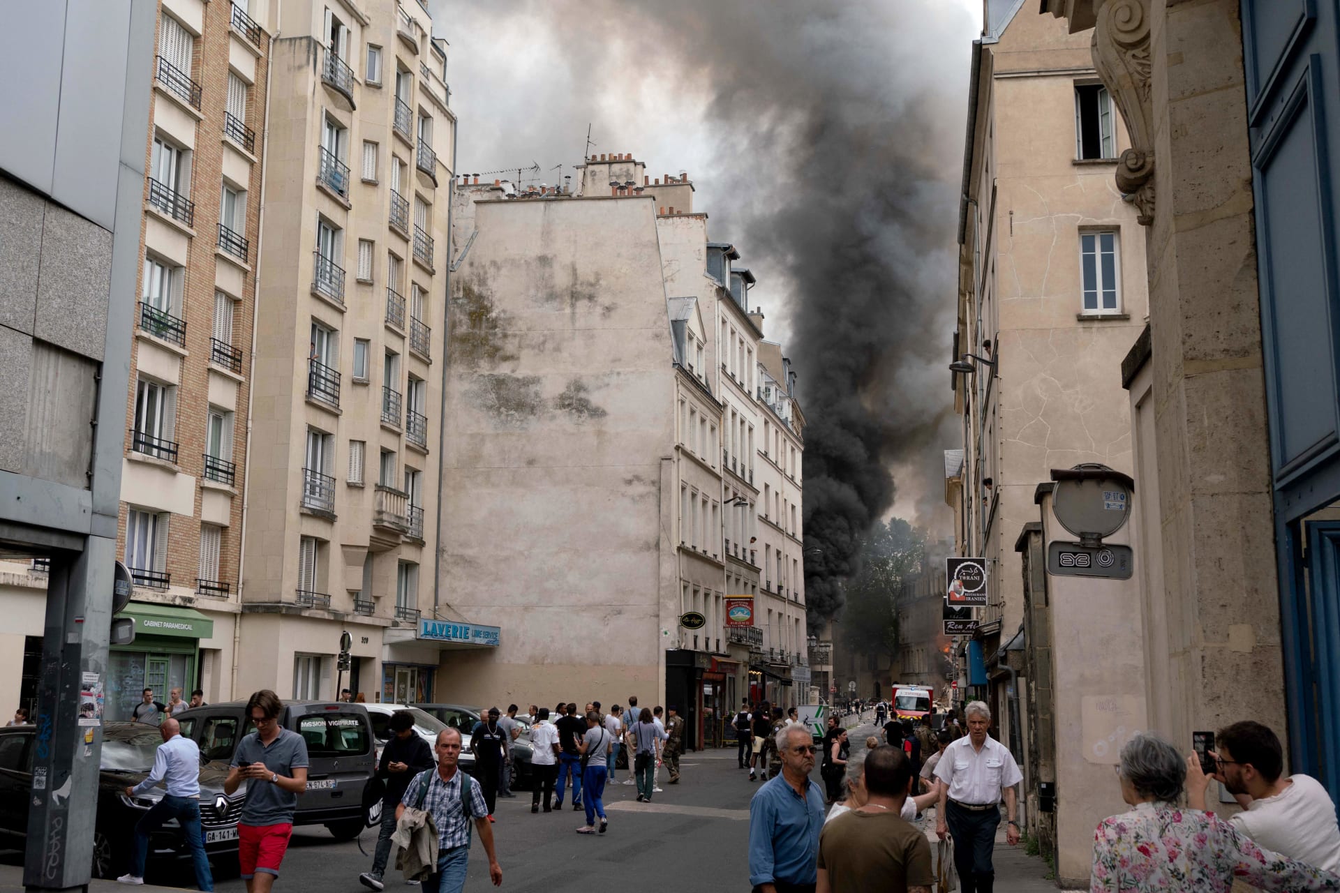انفجار غاز يؤدي إلى اندلاع حريق كبير وسط باريس 