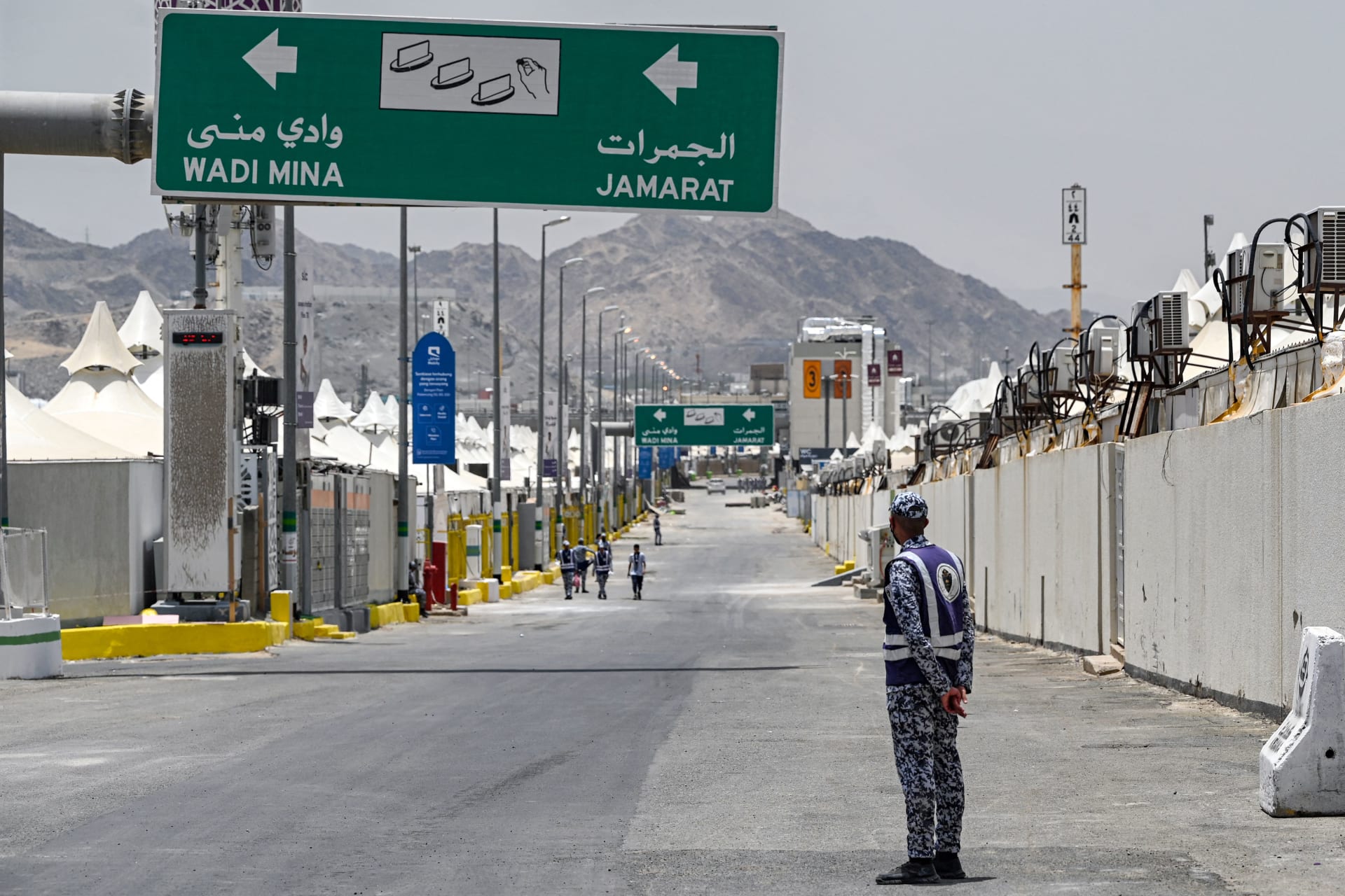 لقطة رجل أمن سعودي مع طفل عند الجمرات.. و"مشهد مهيب" لتوافد الحجاج بأول أيام عيد الأضحى