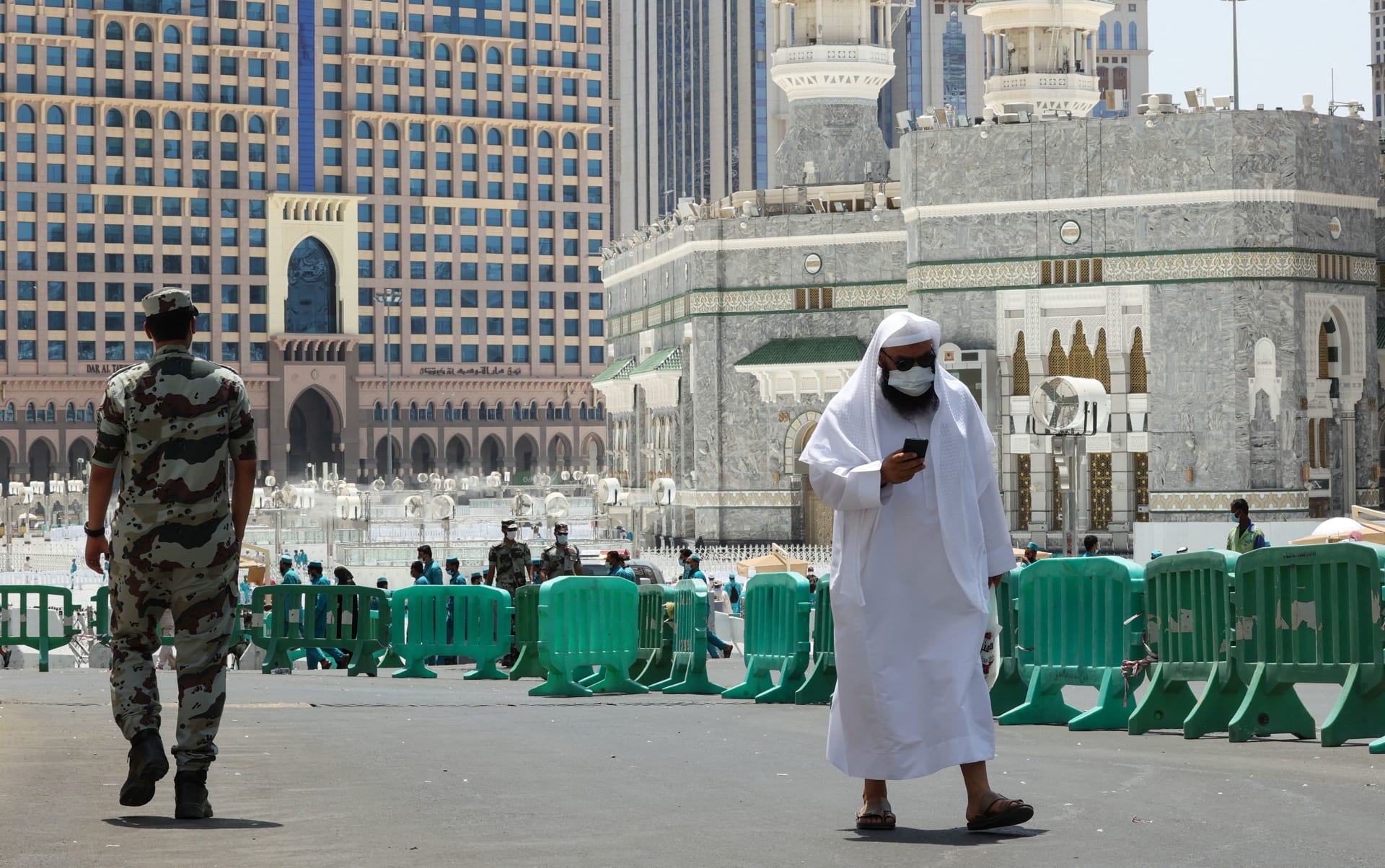 السعودية.. عدسة سرية تكشف حقيقة تعامل رجال الأمن مع الحجاج