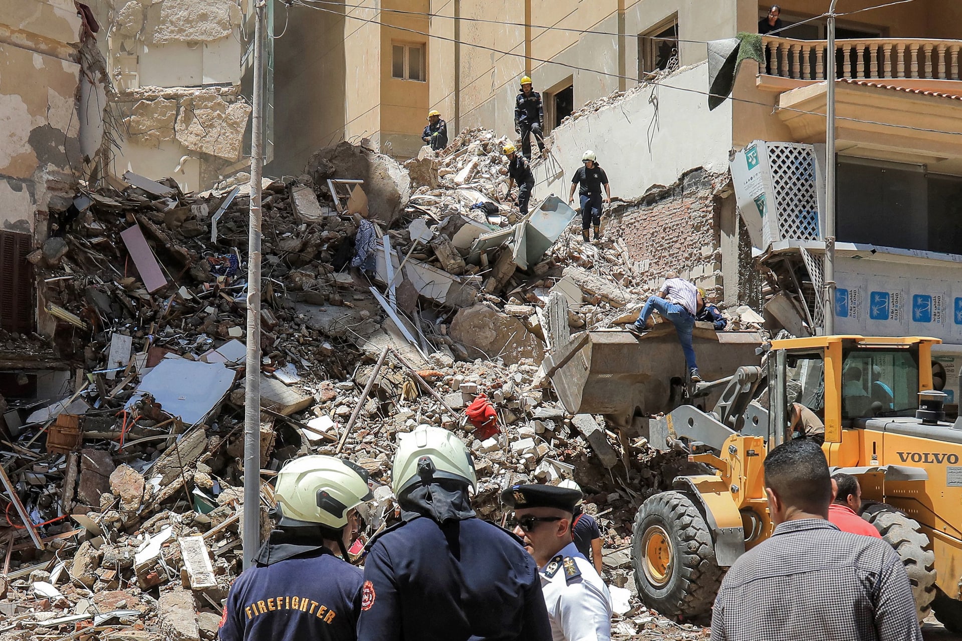 وسائل إعلام مصرية: 6 وفيات و4 مصابين بانهيار مبنى "حدائق القبة"