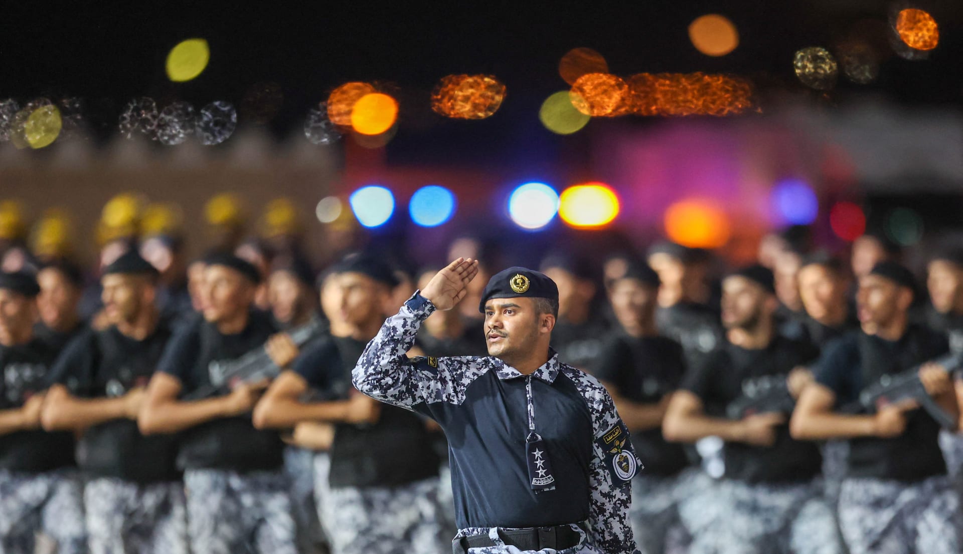 قام بـ"إيحاءات جنسية" في بث مباشر.. الأمن العام السعودي يُعلن القبض على مواطن في الخُبر