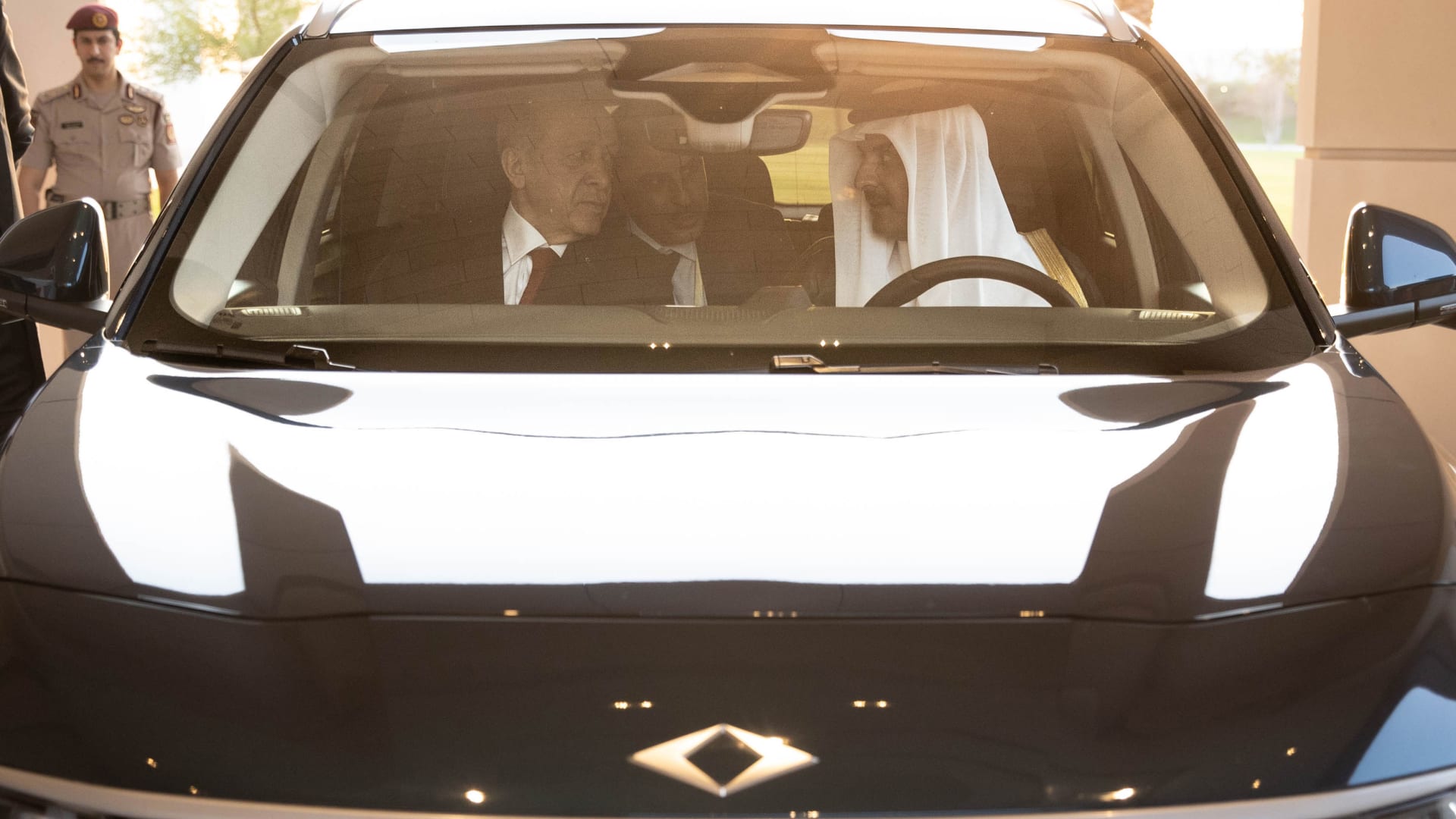 شيخة قطرية تعلق على إهداء أردوغان سيارة "توغ" لأمير قطر