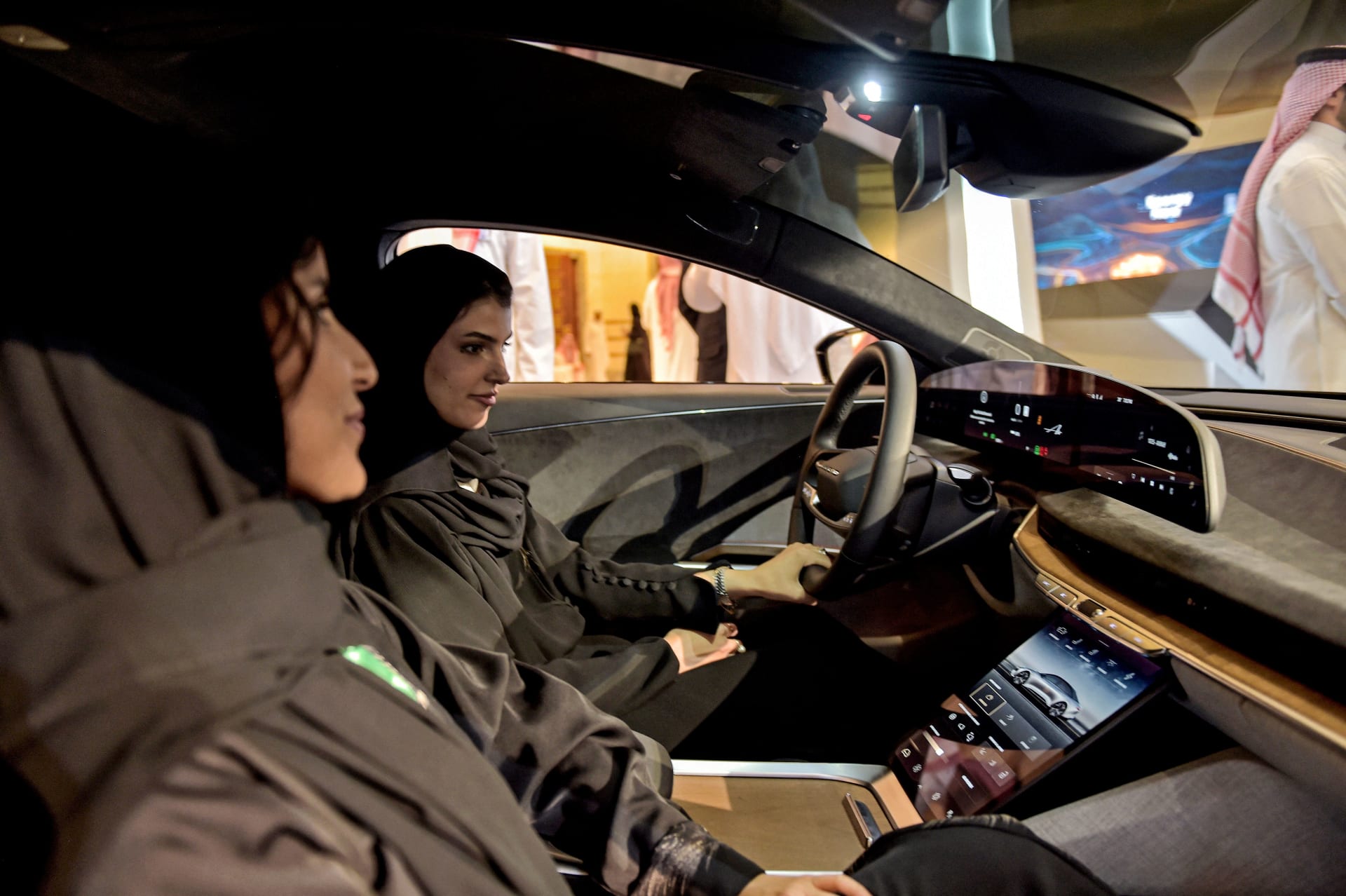 بعد استثمار سعودي بمليار دولار.. تفاعل على سيارة لوسيد الكهربائية بشوارع الرياض