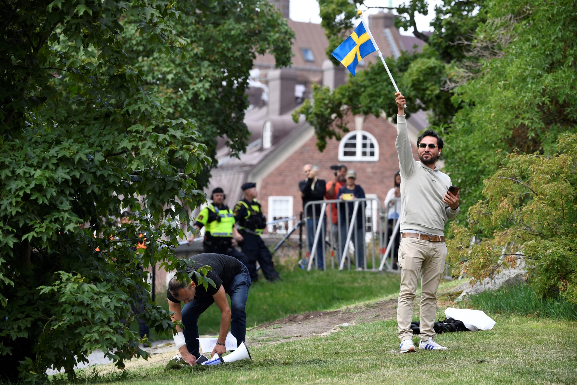 السعودية والإمارات تستدعيان القائم بأعمال سفارة السويد لديهما بعد حادثة "الإساءة" للقرآن