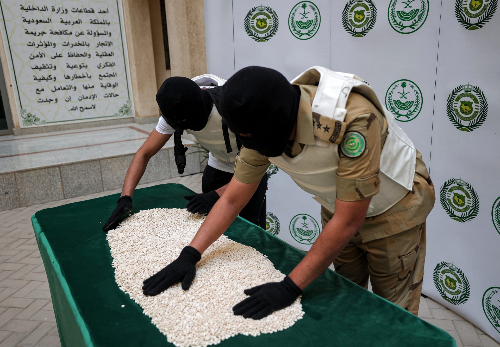 "مُخبأة بشحنة حلوى وموالح ومكسرات".. السعودية تعلن إحباط تهريب أكثر من 6 ملايين قرص من الإمفيتامين المخدر