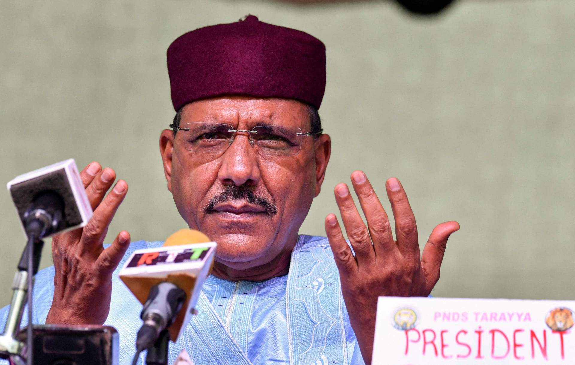 أين محمد بازوم رئيس النيجر وسط "انقلاب" قادة عسكريين بالبلاد؟