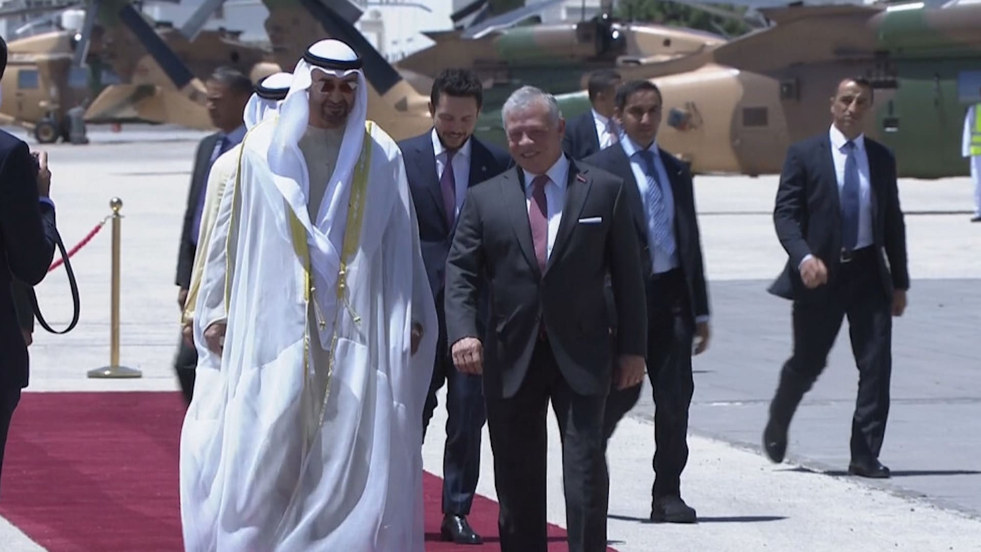 محمد بن زايد يصل إلى الأردن والملك عبدالله وولي العهد باستقباله
