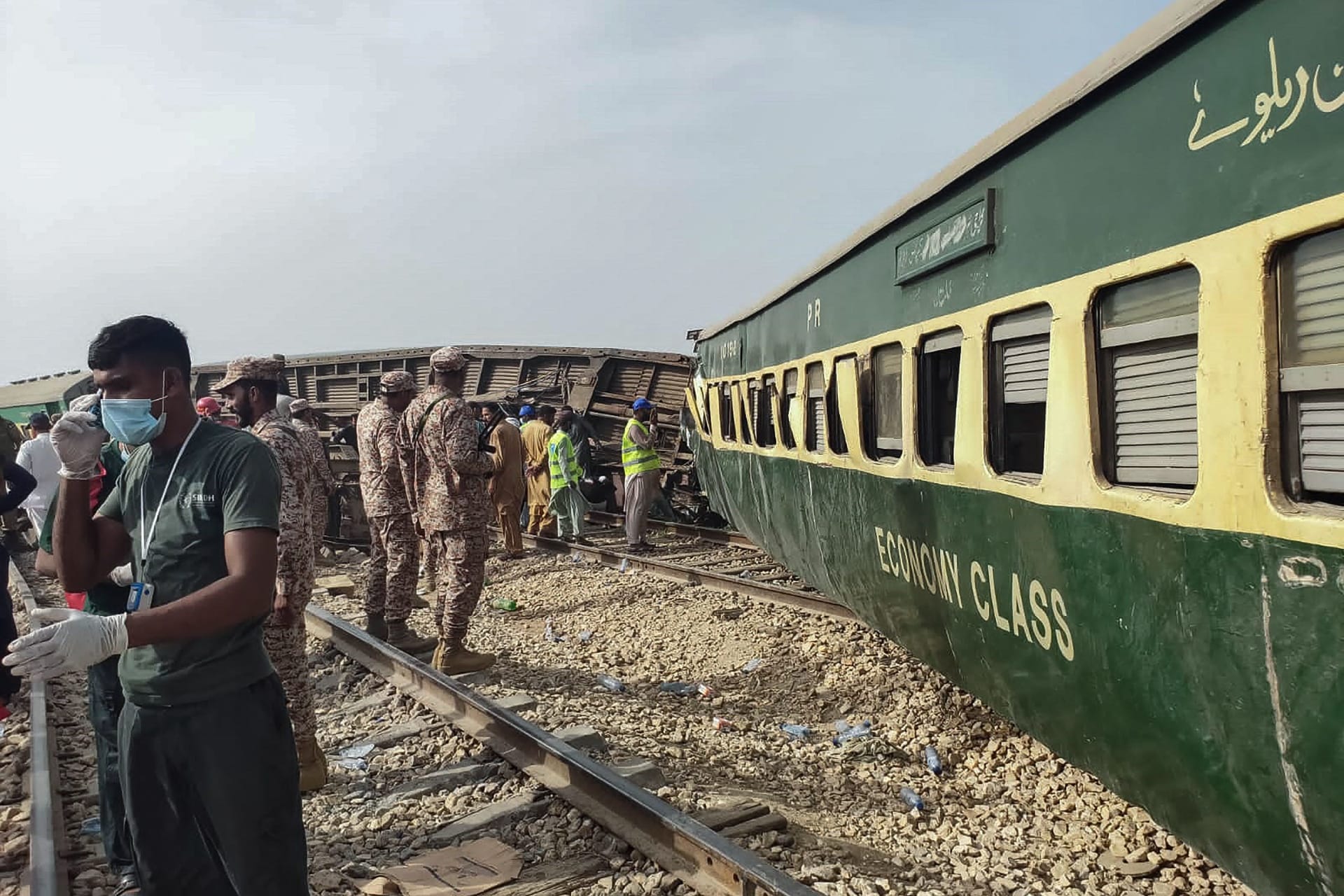 مقتل 15 شخصًا على الأقل وإصابة 40 آخرين بعد خروج قطار عن مساره في باكستان