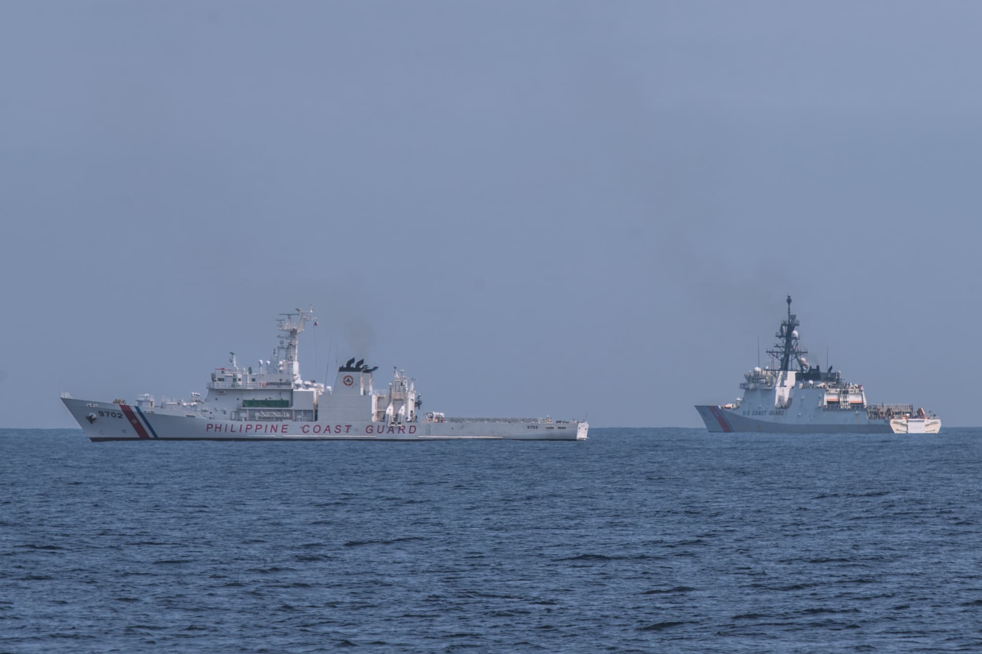 الفلبين توصل رسالة اعتراض للسفير الصيني بسبب "استهداف" سفينة بقذائف بحرية