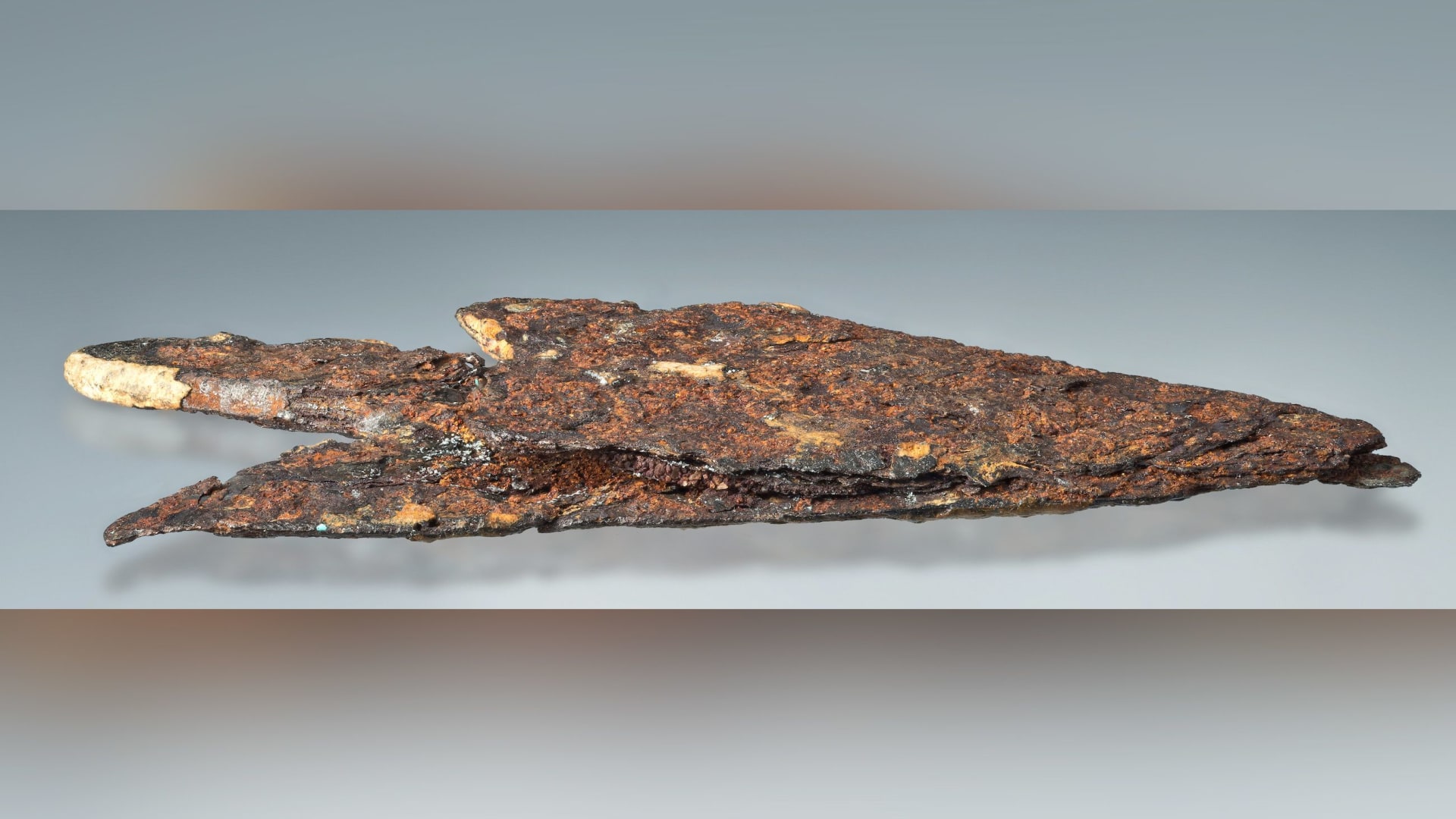 "من الفضاء" حرفيًا.. العثور على رأس سهم عمره 3 آلاف عام مصنوع من نيزك في أوروبا
