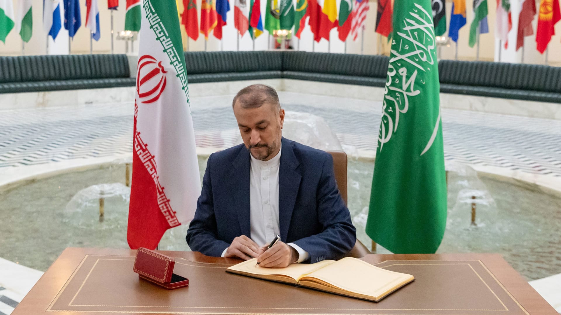ماذا كتب وزير خارجية إيران بسجل الزيارة في السعودية؟