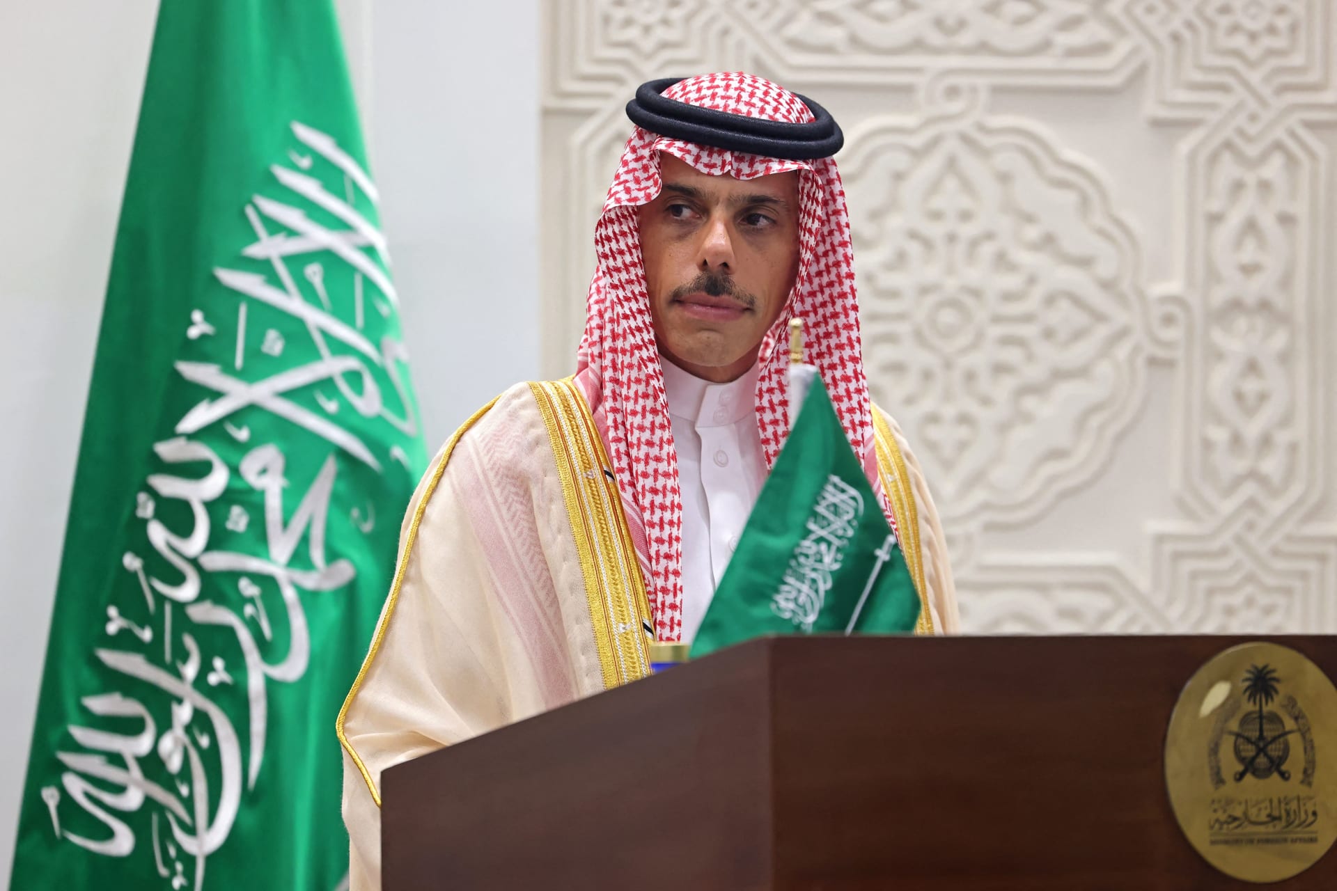 أسلوب تعامل وزير خارجية السعودية مع وصف "الخليج الفارسي" بكلمة عبداللهيان يثير تفاعلا
