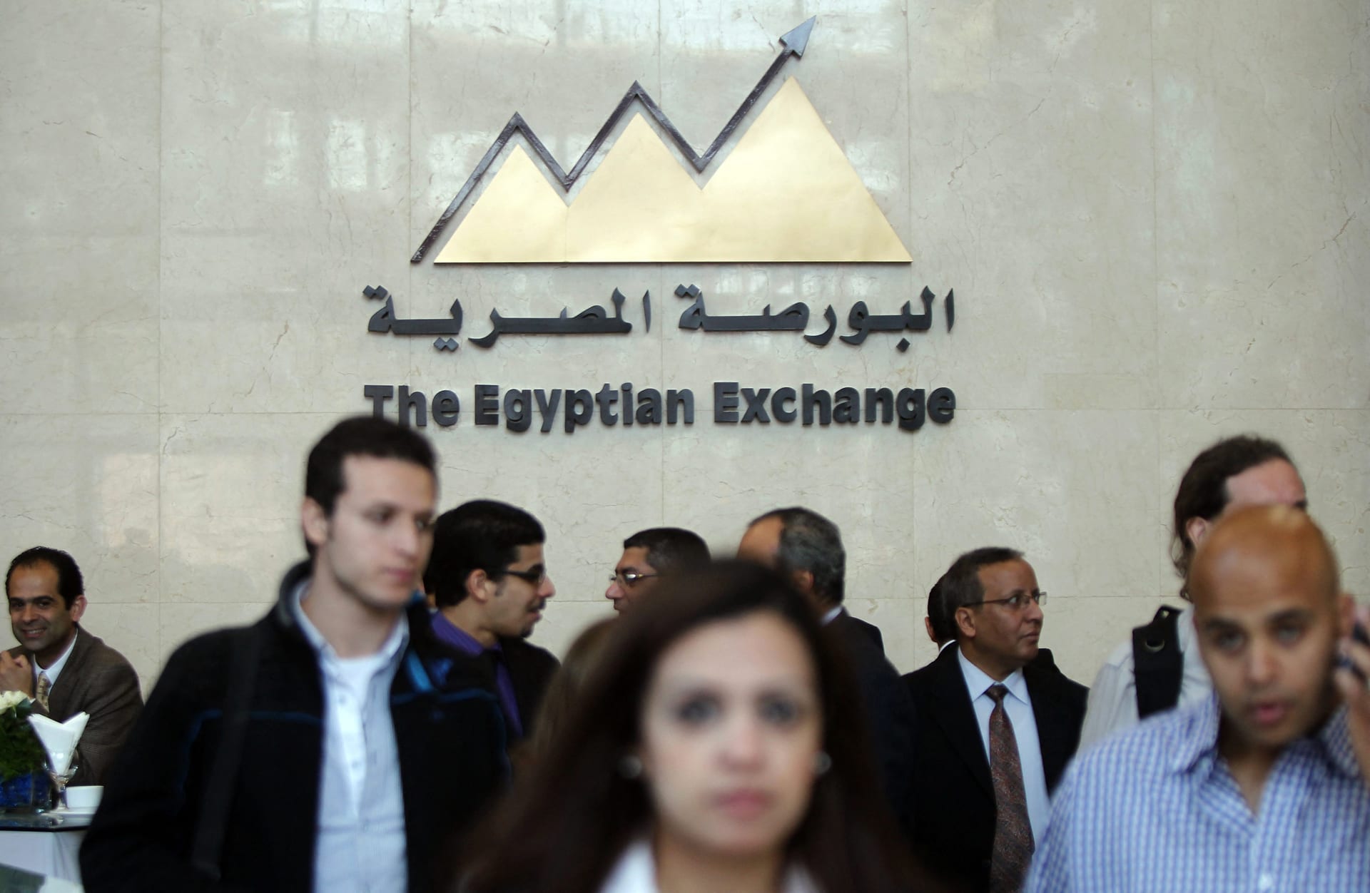 البورصة تقترب من مستوى تاريخي لتحوط المصريين من خفض الجنيه.. والحكومة تؤجل زيادة أسعار الكهرباء