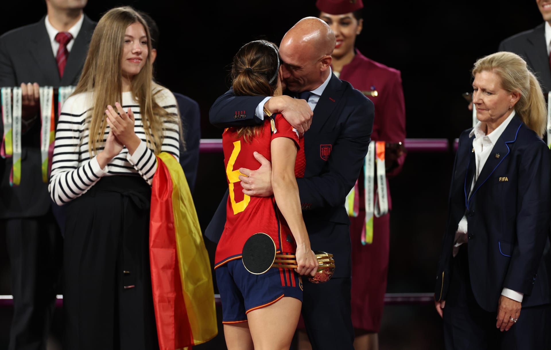 "قبلة روبياليس لجيني هيرموسو".. لاعب إسباني يعلن عدم انضمامه للمنتخب بعد رفض رئيس اتحاد الكرة التنحي