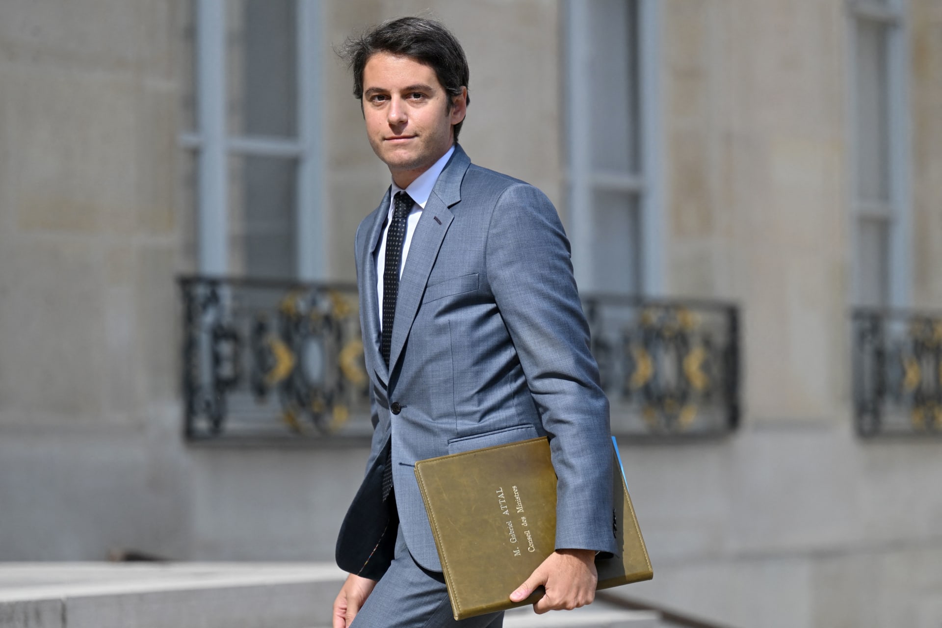 وزير التعليم الفرنسي يشرح سبب منع ارتداء العباءات في المدارس