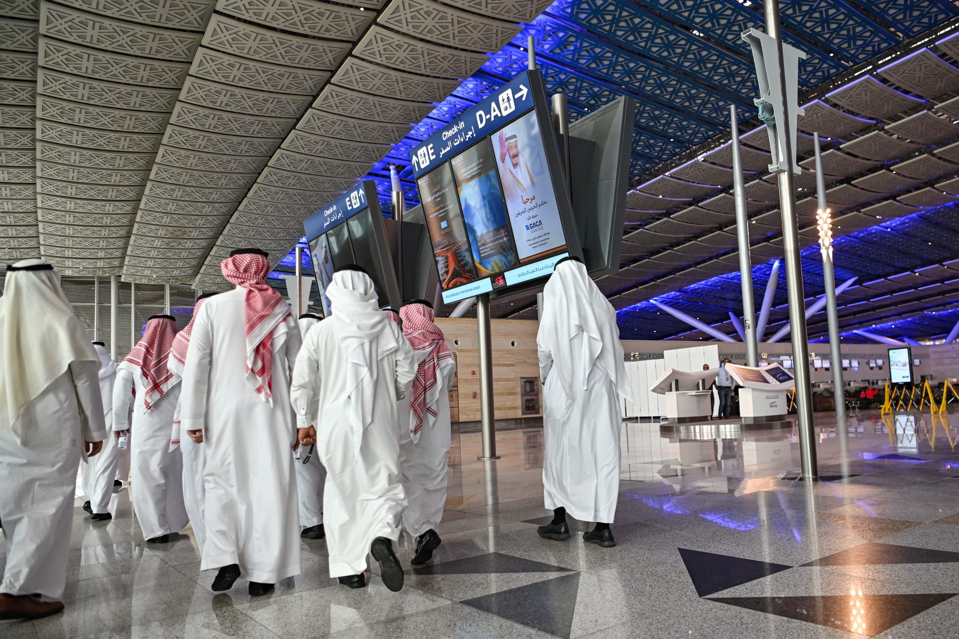 السعودية.. هبوط اضطراري لطائرة في مطار الملك عبدالعزيز بسبب "رائحة دخان"