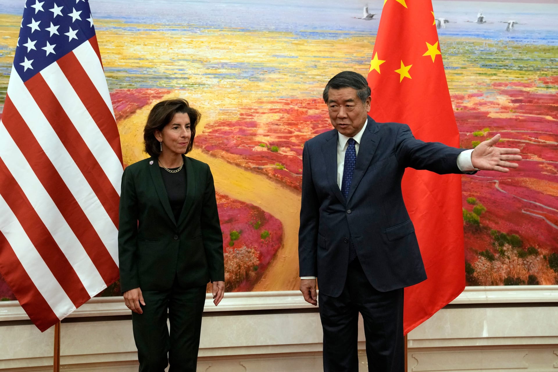 وزيرة التجارة الأمريكية تلتقي نائب رئيس مجلس الدولة الصيني في بكين: لا نسعى لعرقلة اقتصادكم