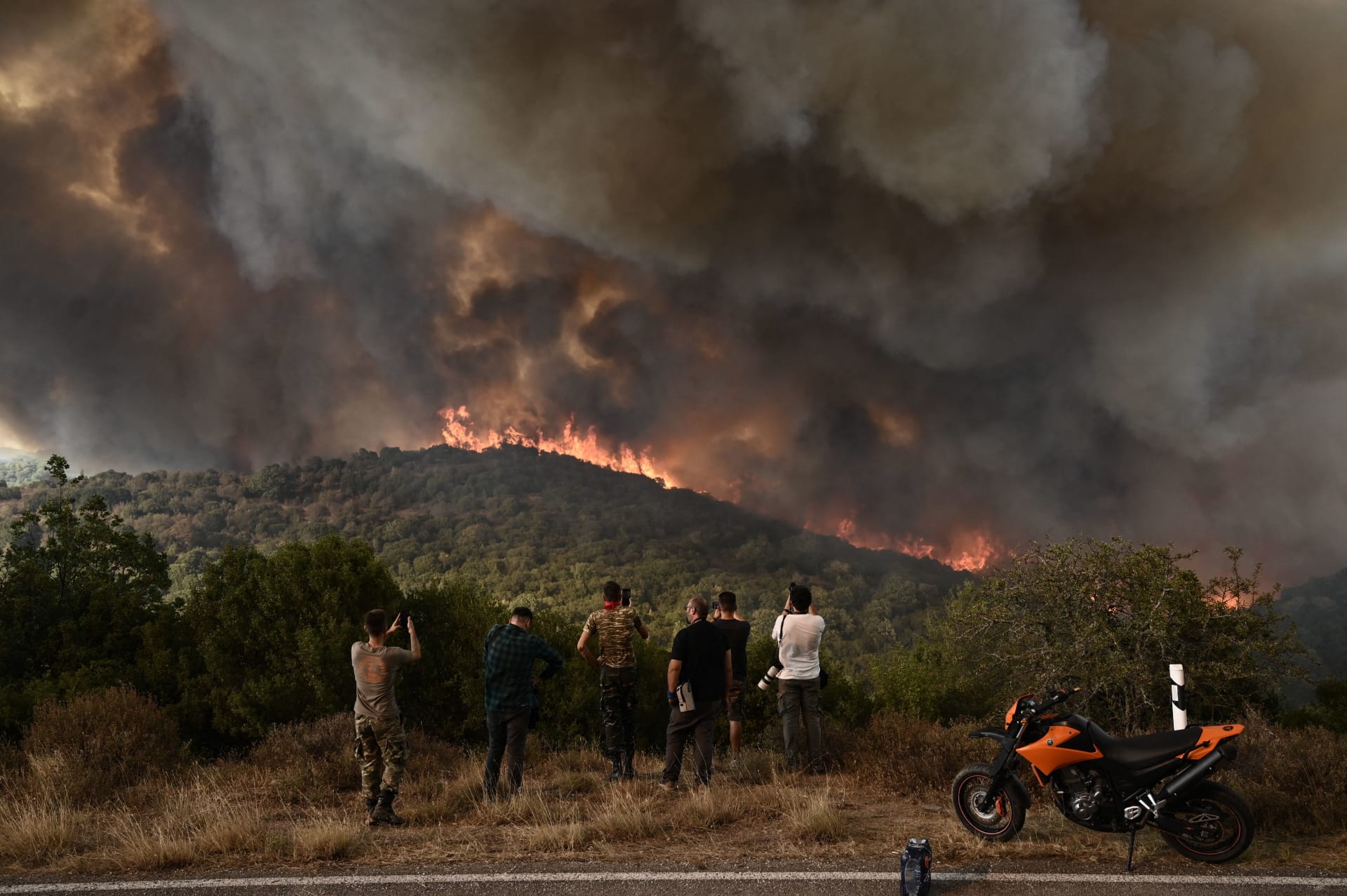 "الأكبر في أوروبا منذ 23 عاما".. اليونان تكثف جهودها لمكافحة حرائق الغابات