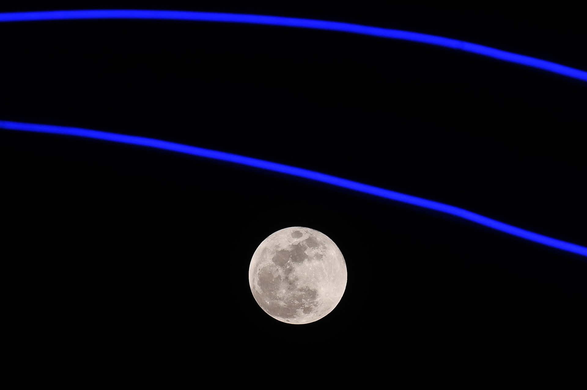 اساطير القمر الأزرق و "سر الطاقة" تثير تفاعلا ومركز الفلك يوضح الظاهرة