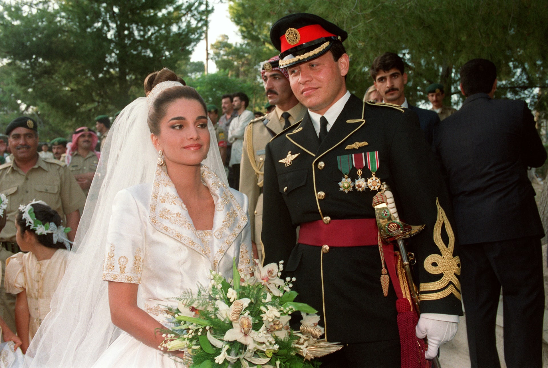 الملكة رانيا بصور قديمة وحديثة في عيد ميلادها الـ52