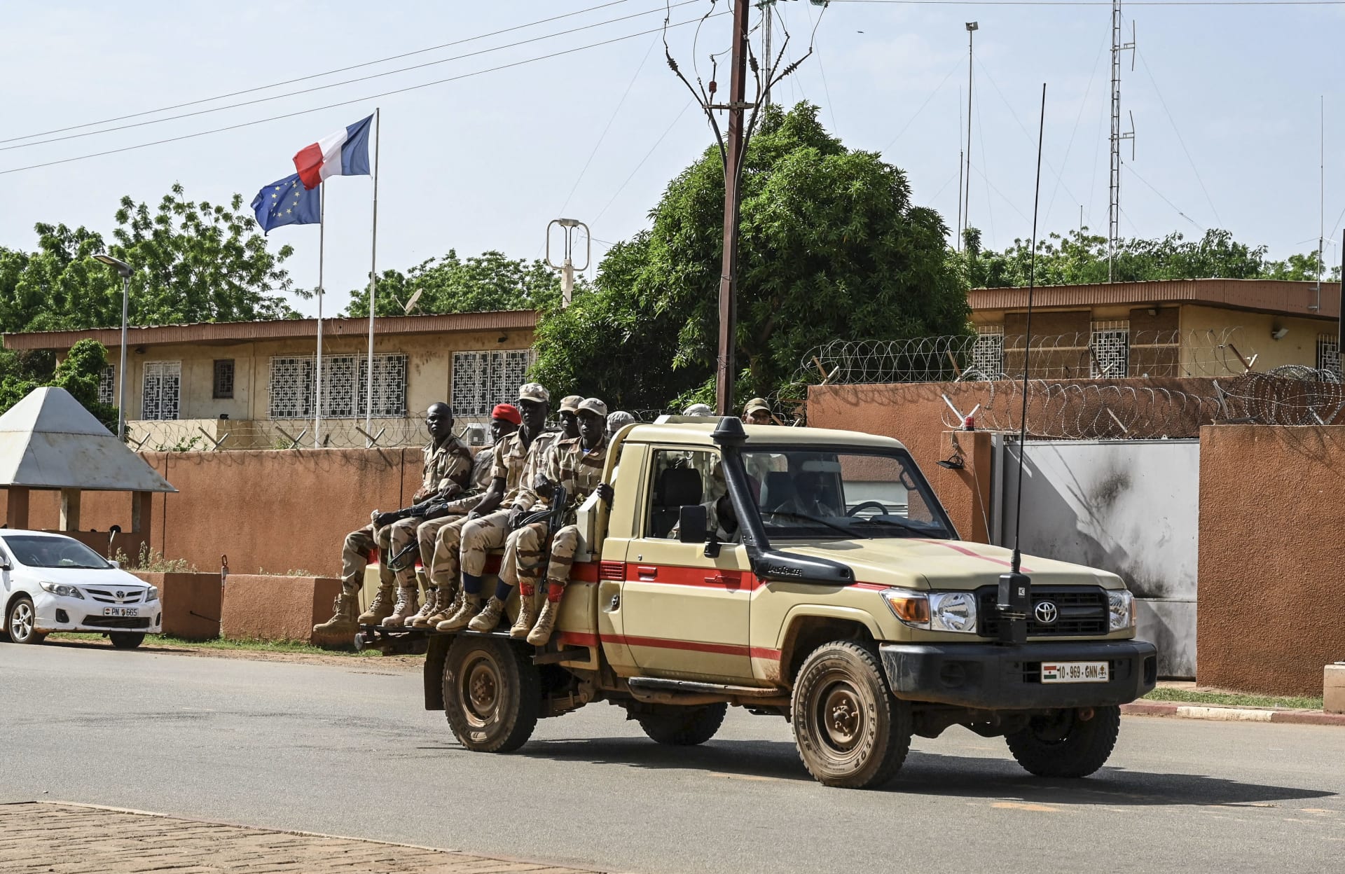 المجلس العسكري في النيجر يُلغي تأشيرة السفير الفرنسي وعائلته.. وهكذا علقت باريس