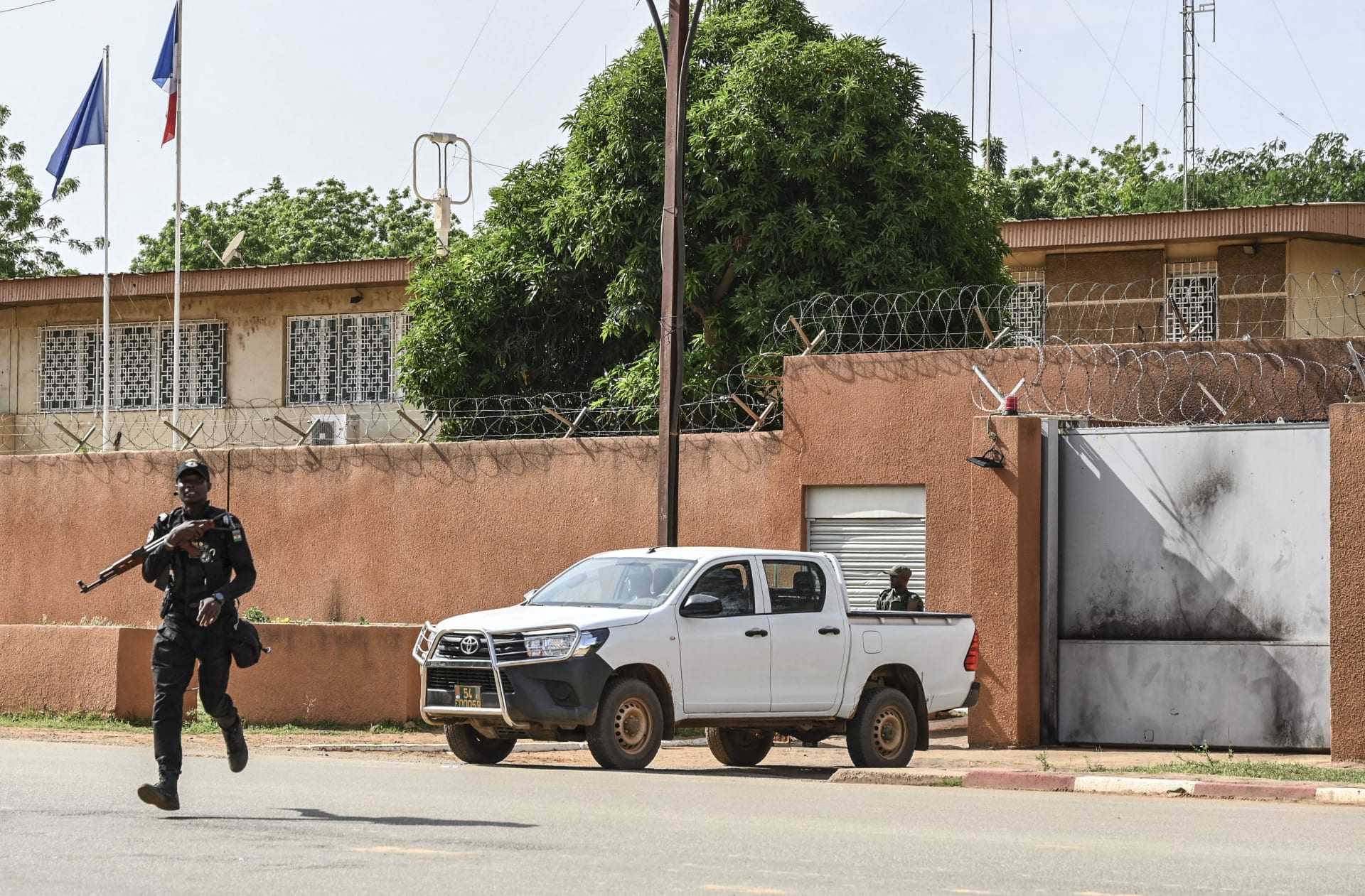 النيجر.. المجلس العسكري يأمر الشرطة بطرد سفير فرنسا