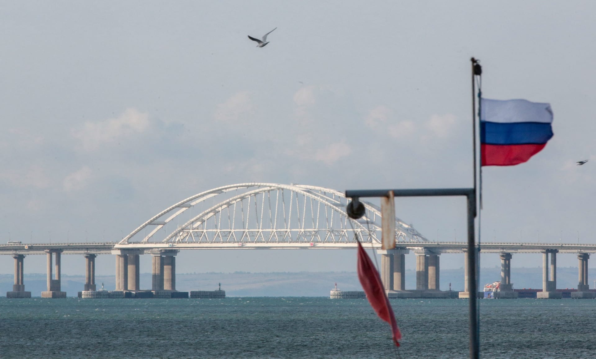روسيا: إحباط هجوما أوكرانيا بزوارق مسيرة استهدف جسر القرم