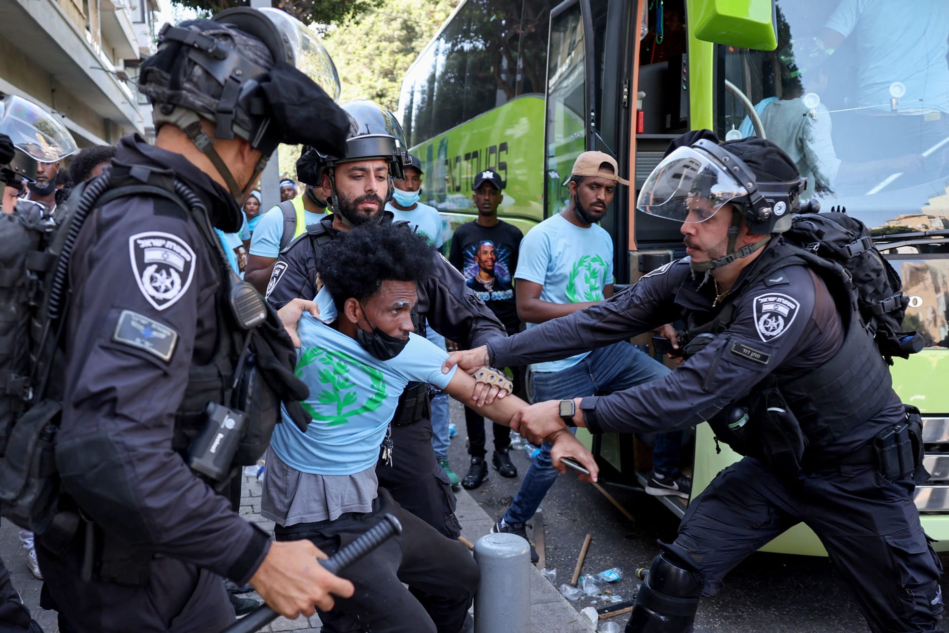 أكثر من 100 جريح في اضطرابات عنيفة في تل أبيب شارك فيها مواطنون إريتريون