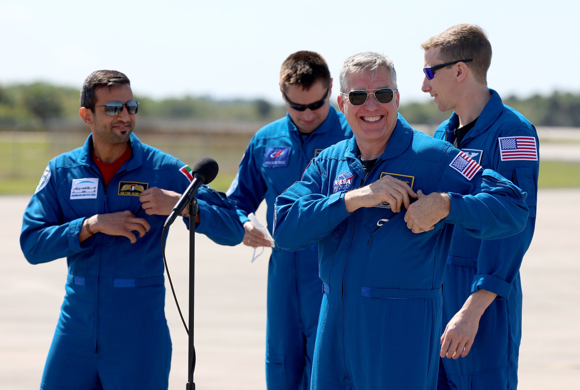 اللحظات الأولى لخروج رائد الفضاء الإماراتي سلطان النيادي من مركبة "دراغون" بعد نقلها لسفينة الإنقاذ