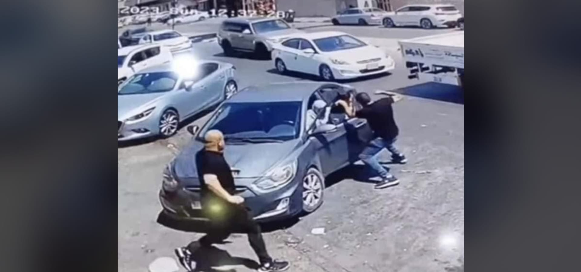 رد فعل فلسطيني تثير تفاعلا بعد إنقاذه طفلة علق رأسها بزجاج سيارة