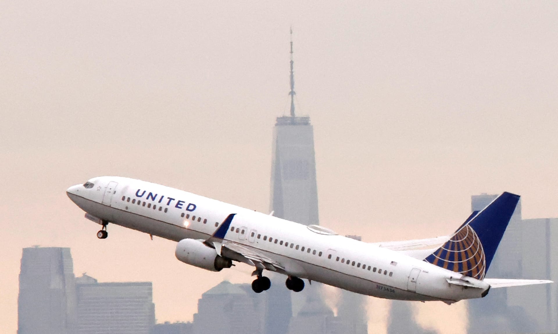 شركة طيران "يونايتد آيرلاينز" توقف جميع رحلاتها على مستوى الولايات المتحدة