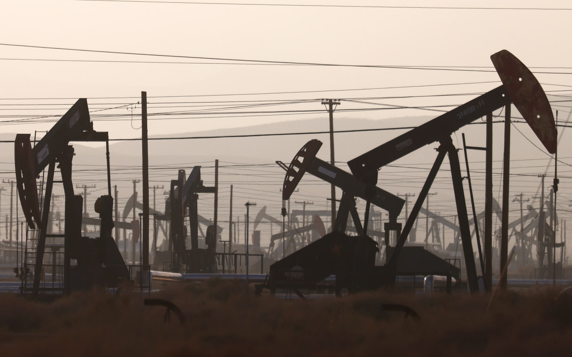 لماذا حذر بنك غولدمان ساكس من تمديد السعودية وروسيا لخفض إنتاج النفط؟