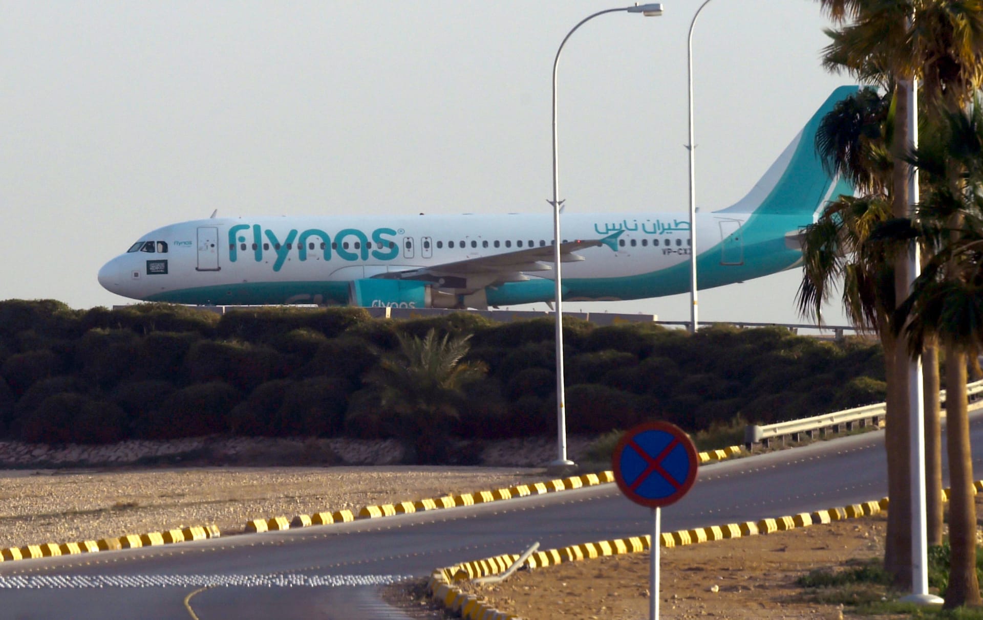 طائر يجبر رحلة لشركة سعودية على العودة إلى تركيا.. وتداول فيديو لـ"وميض" يخرج منها