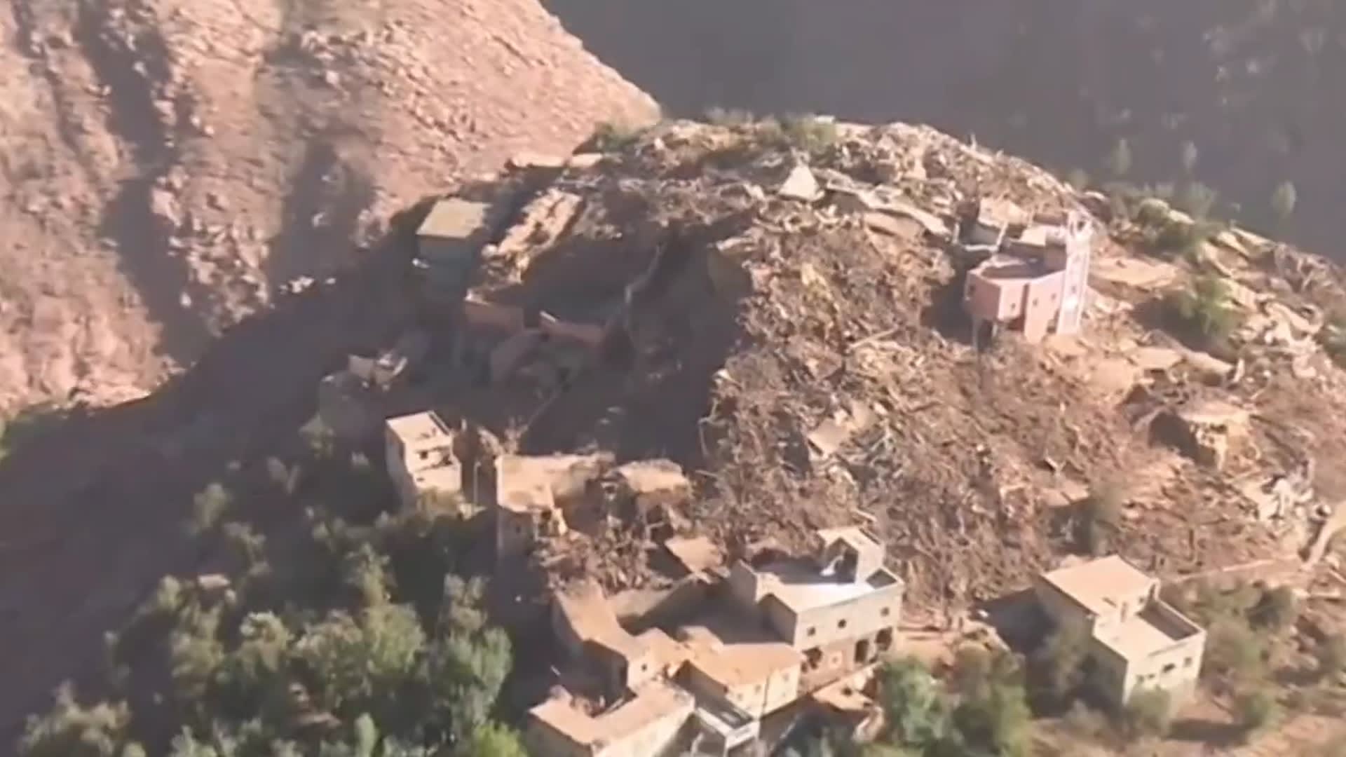 "قرى كاملة تحت الأنقاض".. لقطات جوية لآثار دمار زلزال المغرب