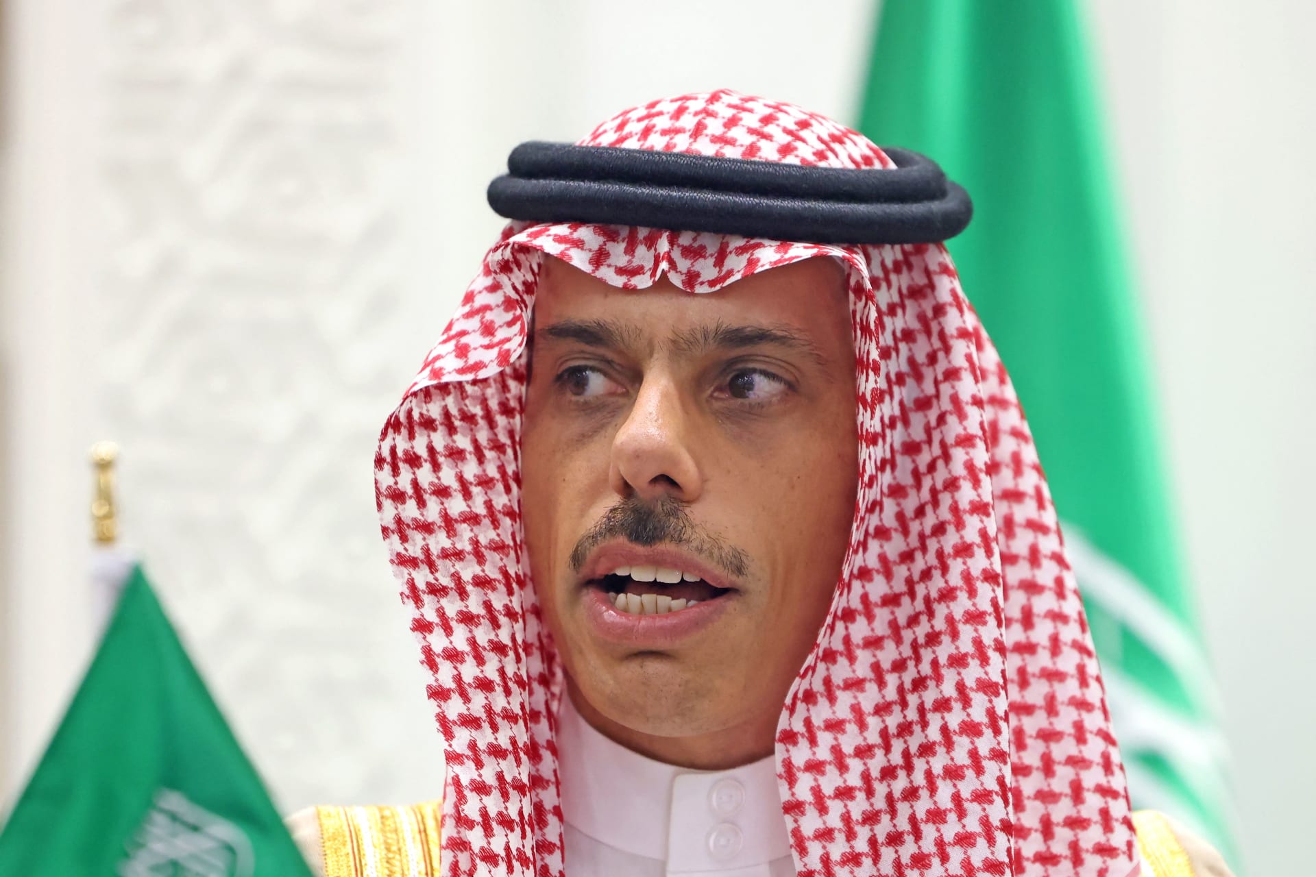 وزير خارجية السعودية يلتقي المبعوث الأممي إلى سوريا.. وهذا ما أكد عليه